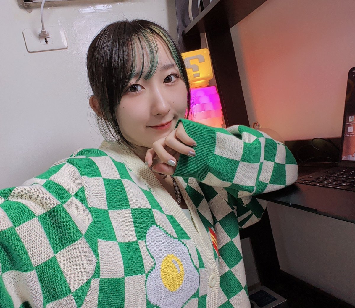 Nanao_po's tweet photo. フィリピンからYouTube Live！ありがとうございました✨

フィリピンではもうクリスマスシーズンなので、早めのクリスマスソングを歌ってみたり！みんなとお話しもできて楽しかったー！
スパチャを送ってくださったみなさまもありがとうございました！

そして配信内でお話しした先日のイベントで、みんながキャーーーってなってくれた様子の動画を投稿したのでみてください！🤣
嬉しい初めての経験でした！

https://t.co/Q7IV2CV2a7