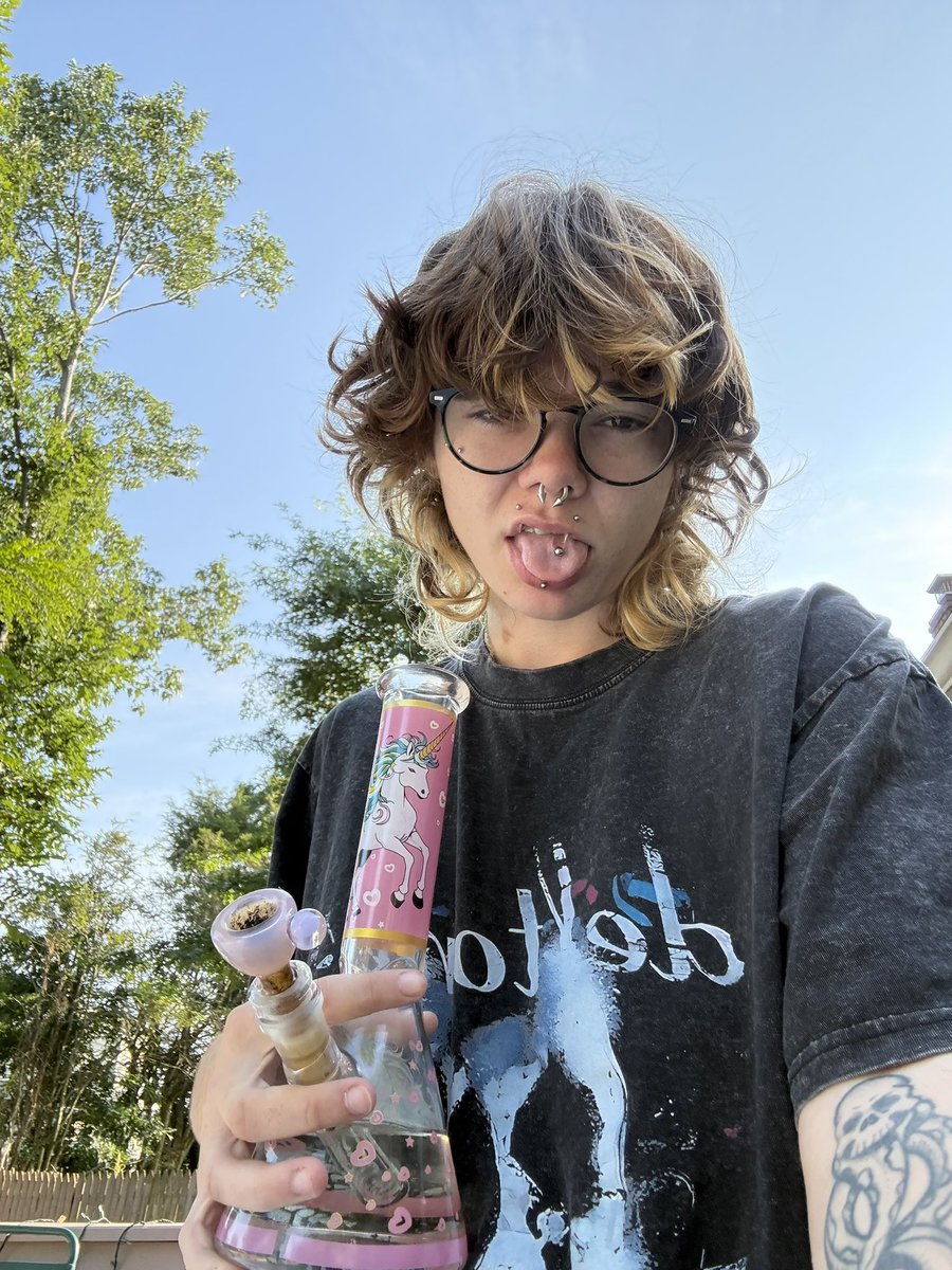 stonerpupp's tweet photo. hair is cray https://t.co/MgSMiE9Vcy