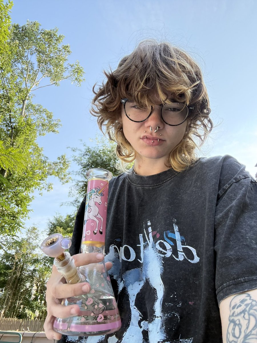 stonerpupp's tweet photo. hair is cray https://t.co/MgSMiE9Vcy