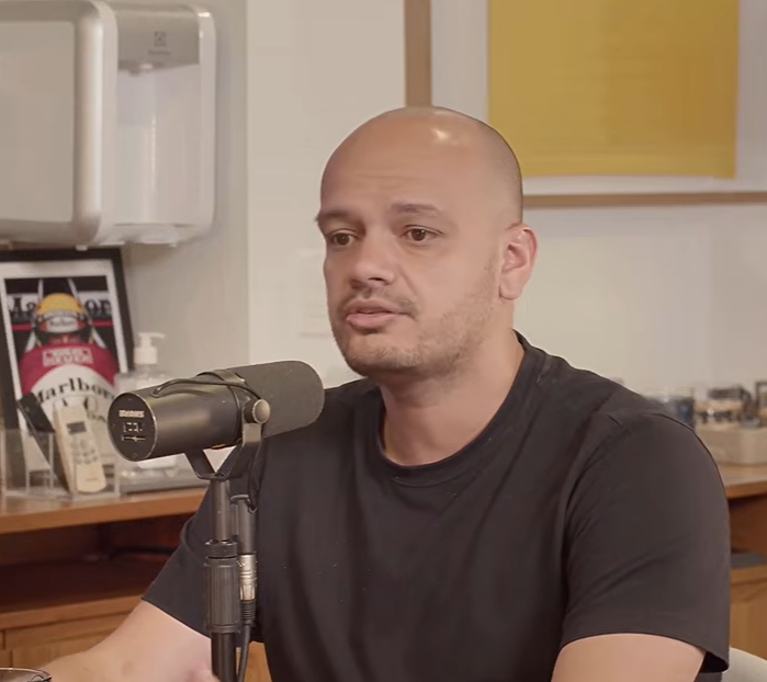 Futebol_Linhas's tweet photo. Manoel Thiago e Bruno Chatack no Sports Market Makers levantaram a pergunta que fica depois de analisar o modelo do Bahia: 

e se Botafogo, Vasco e Cruzeiro tivessem feito igual?

A tese é que pagar as dívidas primeiro e construir estrutura teria gerado mais receita por sócio torcedor, bilheteria e marketing ao longo dos anos. 

Mas a resposta não é simples.

O Vasco tem o quarto maior investimento da Série A e luta contra o rebaixamento. 

O Textor gastou R$ 550 milhões em aquisição de direitos econômicos no Botafogo em 2025 e foi fracasso retumbante. 

O Botafogo agora faz faxina no elenco porque jogadores comprados caro não funcionaram. 

Gastar muito claramente não é o mesmo que gastar certo.

Mas há uma ressalva fundamental: 

o Botafogo nunca aceitaria um investidor chegando e dizendo que daqui a 10 anos viria disputar títulos. 

A pressão da torcida botafoguense não permitia esse discurso. 

O Bahia funcionou porque a demanda era diferente. 

A pressão não era por título imediato, era por colocar o clube no mapa, chegar à Libertadores, disputar Copa do Mundo de Clubes.

 Um fundo soberano pode esperar 5, 10, 15 anos. 

Um investidor privado não pode.

É por isso que o apresentador diz que seu "time de balanço" é o Bahia, não por ser fundo soberano, mas pelo projeto. 

E faz questão de elogiar o clube por ter sustentado Rogério Ceni sob pressão por todos esses anos.

 Se o Bahia bater campeão com ele, vai ser um case no futebol brasileiro.

🎙️ Sports Market Makers — link abaixo
#Bahia #Botafogo #Vasco #SAF #RogérioCeni #futebol