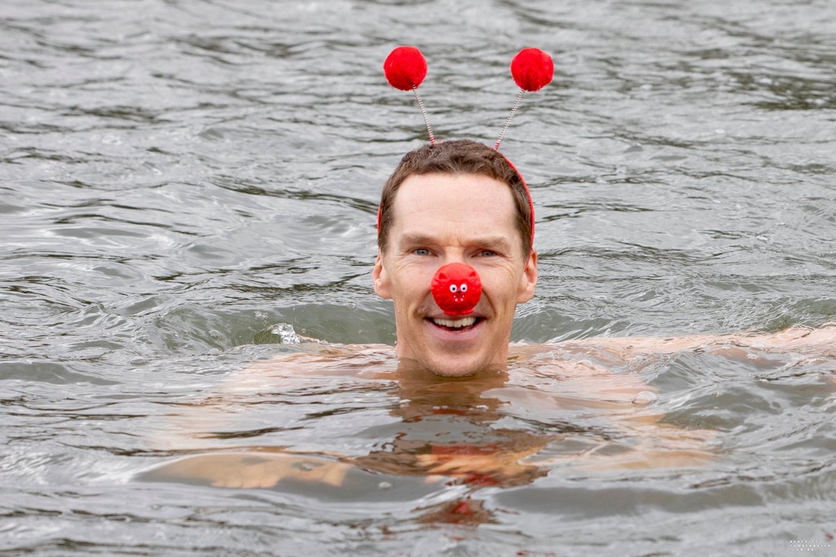kksnfoundation's tweet photo. スマホが苦手で日常的に池で泳ぐベネディクトカンバーバッチまとめ🏊‍♂️
・携帯が苦手。ドーパミン中毒になりたくない
・WhatsApp(メッセージアプリ)やメールの未読を半年ぐらいチェックしてない
・メッセージ1000件ぐらい溜まってる
・スワイプしたり、クリックベイトされたり…使いこなせないよ
・ロンドンのハムステッドに住んでいて、ヒースの池でよく泳ぐ
・自転車や公共交通機関を使った移動が多い
（これはハムステッドヒースの池で泳ぐベネディクト）