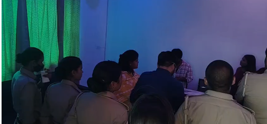 bstvlive's tweet photo. अम्बेडकरनगर
➡️स्पा सेंटर पर एसडीएम ने मारा छापा
➡️हरियाणा,कोलकाता की युवतियां मिलीं
➡️लाइसेंस,जरूरी दस्तावेजों की जांच शुरू
➡️जांच पूरी होने के बाद होगी कार्रवाई
➡️जलालपुर-सुरहुरपुर मार्ग पर संचालित था
#AmbedkarNagar #SpaCenter @ambedkarnagrpol @Uppolice https://t.co/OrozR8AEkU