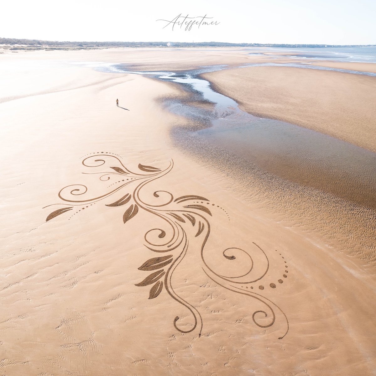 KayleenWeimx's tweet photo. A small creation born during a morning outing on Saint-Brévin-l’Océan beach. I love drawing at dawn, captivated by the warming sunrise and the soothing calm around it, disturbed only by the gentle murmur of the ebbing waves. The atmosphere is https://t.co/bYrKxCxd0w