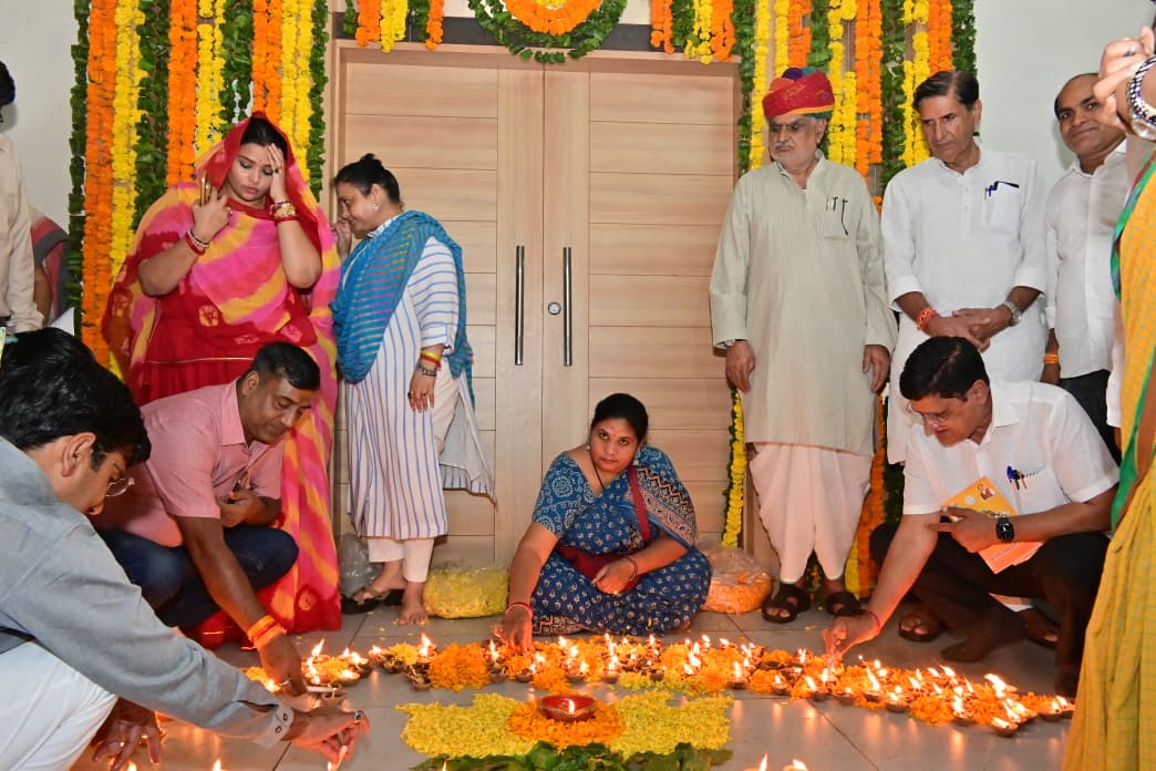 BJP4Rajasthan's tweet photo. माननीय प्रधानमंत्री श्री @narendramodi जी के जन्मदिवस के अवसर पर आज जयपुर स्थित भाजपा प्रदेश कार्यालय में भारतीय जनता पार्टी राजस्थान के प्रदेश पदाधिकारियों एवं कार्यकर्ताओं ने ‘आशीर्वाद का दीया’ प्रज्वलित कर प्रधानमंत्री जी के उत्तम स्वास्थ्य, दीर्घायु एवं यशस्वी जीवन की मंगलकामना की।

इस अवसर पर भाजपा प्रदेश अध्यक्ष श्री @madanrrathore, प्रदेश महामंत्री (संगठन) श्री @ajaeybjp, प्रदेश महामंत्री श्री @_kailashmeghwal, राज्य मंत्री (स्वतंत्र प्रभार) श्री @officialkharra, प्रदेश मंत्री डॉ. अपूर्वा सिंह, महिला मोर्चा की राष्ट्रीय उपाध्यक्ष श्रीमती @poojakapilmisra सहित पार्टी पदाधिकारी एवं कार्यकर्ता उपस्थित रहे।

#HappyBdayPMModi
#SevaSankalpAbhiyan
#AashirwadKaDiya