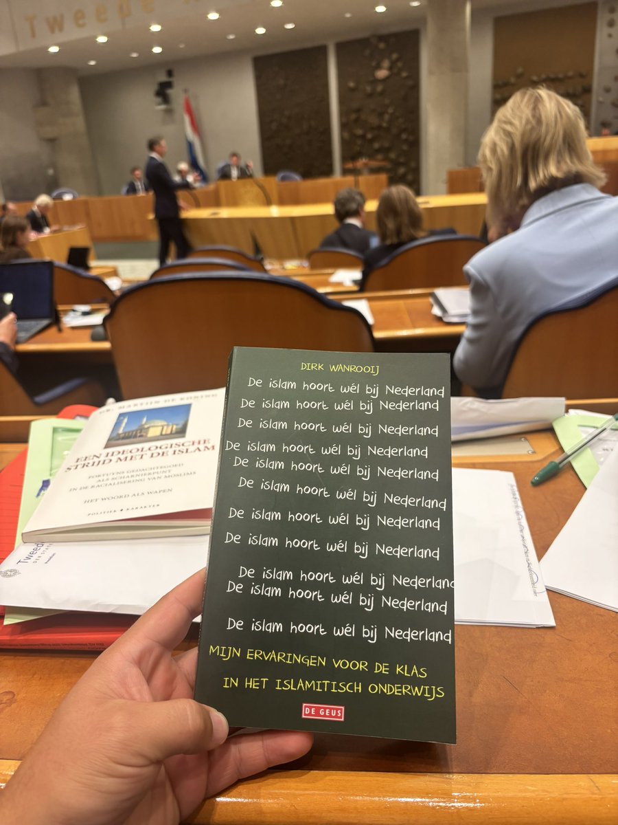 dknergin's tweet photo. Dag 2 van de #APB26.

Terwijl Wilders en Keijzer in de plenaire zaal afgeven op moslims en de islam, valt uitgerekend dit boek op de deurmat van de Tweede Kamer:

De islam hoort wél bij Nederland.

Beter had de timing niet kunnen zijn. https://t.co/aoaDLmJZU1