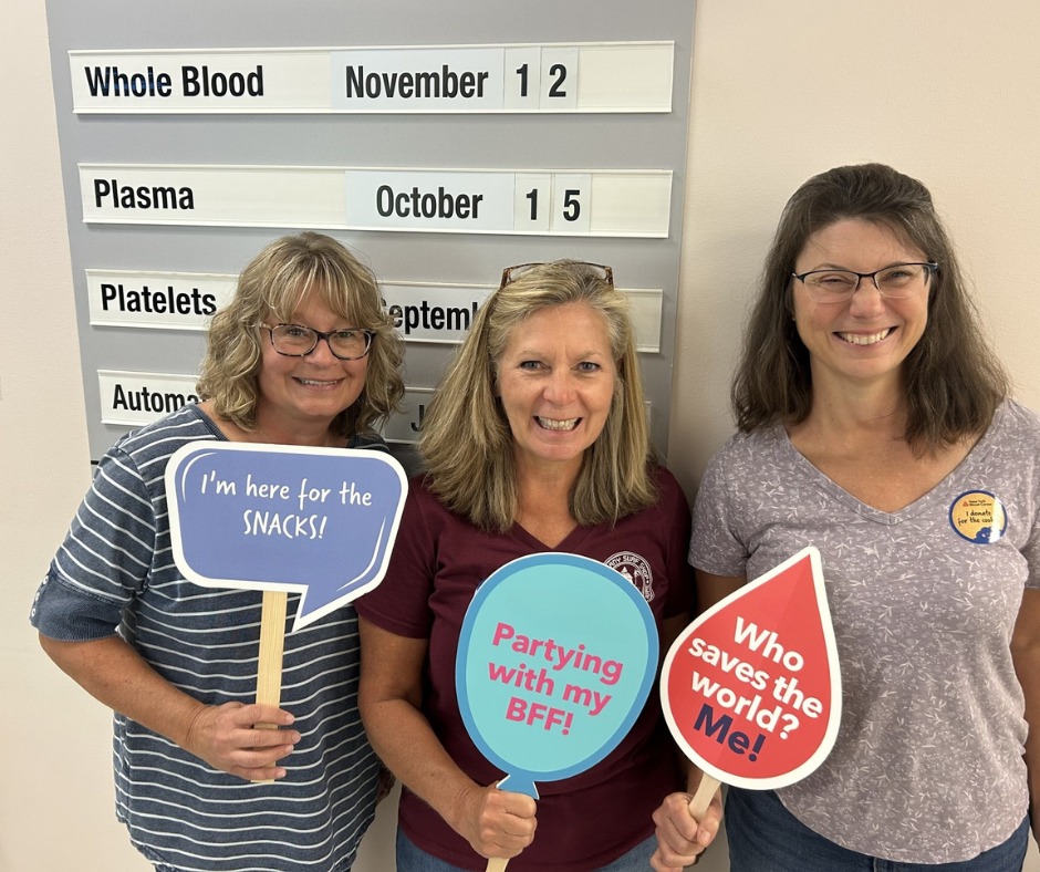 MemorialBldCtrs's tweet photo. Meet best friends and lifesavers Debbie, Lisa, and Kate! Every 56 days, these three turn donating blood into their version of a girls’ day out.

When asked why they donate together, Kate put it best: “We're here for the cookies!” 🍪 https://t.co/PaH5A7078w