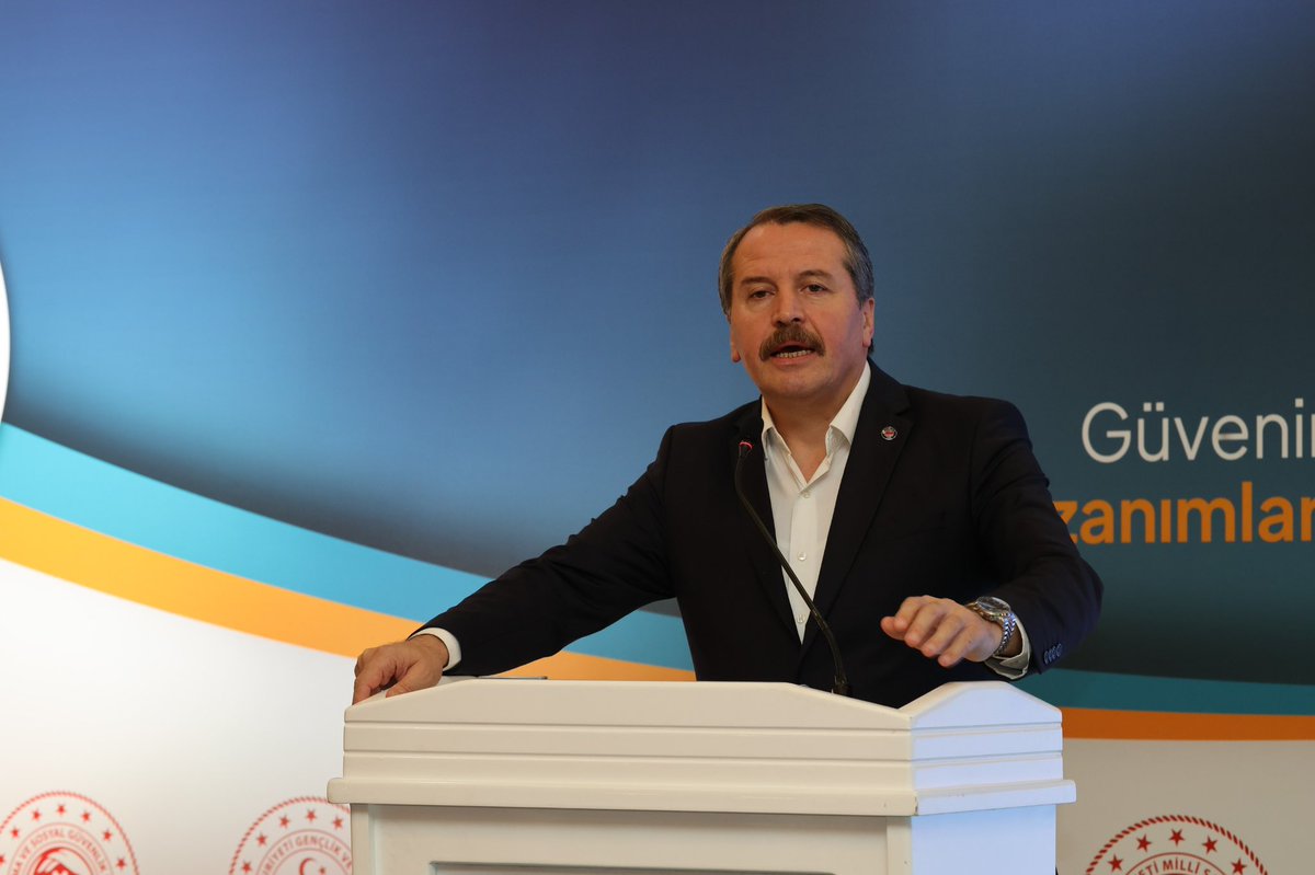 _aliyalcin_'s tweet photo. Büro Memur-Sen’imizin Tüzük Tadil gündemli 8. Olağanüstü Genel Kurulu Gerçekleşti

Büro Memur-Sen’imiz; rüzgara göre yön değiştirmeyen, asil duruşundan ödün vermeyen kararlılığıyla; 2026 yılında 9.543 üye sayısı artışıyla rakipleriyle arasındaki mesafeyi artırarak, mücadelesiyle Büro Hizmet Kolu’ndaki kamu görevlilerimizin tek ve yetkili temsilcisi olarak büyümesini ve yürüyüşünü sürdürüyor.

Bugün sadece bir sendika değil; akademik birikimiyle sendika okulu, kazanımlarıyla sendikacılığın yolunu ve mücadelesiyle sendikal duruşu simgelen bir Büro Memur-Sen var. 

Dün; “çözümüne imkansız” olarak bakılan sorunlar, bugün Memur-Sen ve bağlı sendikalarımızın kararlılığıyla çözüldü. 

Medeniyet bağlarından kopmadan, milletin iradesinden ve değerlerimizin çizgisinden sapmadan “yanlışın karşısında” “doğrunun yanında” durarak hem sendikal alanda hem de sosyal hayatta dik duruşumuzu sürdürüyoruz.

Geçmişte yaşadığımız ekonomik sorunları biliyoruz. Düne göre ekonomimiz genişliyor fakat sorunlar ve beklentilerde sosyal devlet ilkesiyle uyumlu olarak değişiyor.

Yeni gelişen sorunları, değişen durumları dikkate almak çözüme kavuşturmak hükümetin sorumluluğunda fakat süreci olgunlaştırmak ve sonuca ulaştırmak örgütlü gücümüzün yükümlülüğündedir. Israrı sürdürüyor, mücadeleyi büyüterek yürütüyoruz.