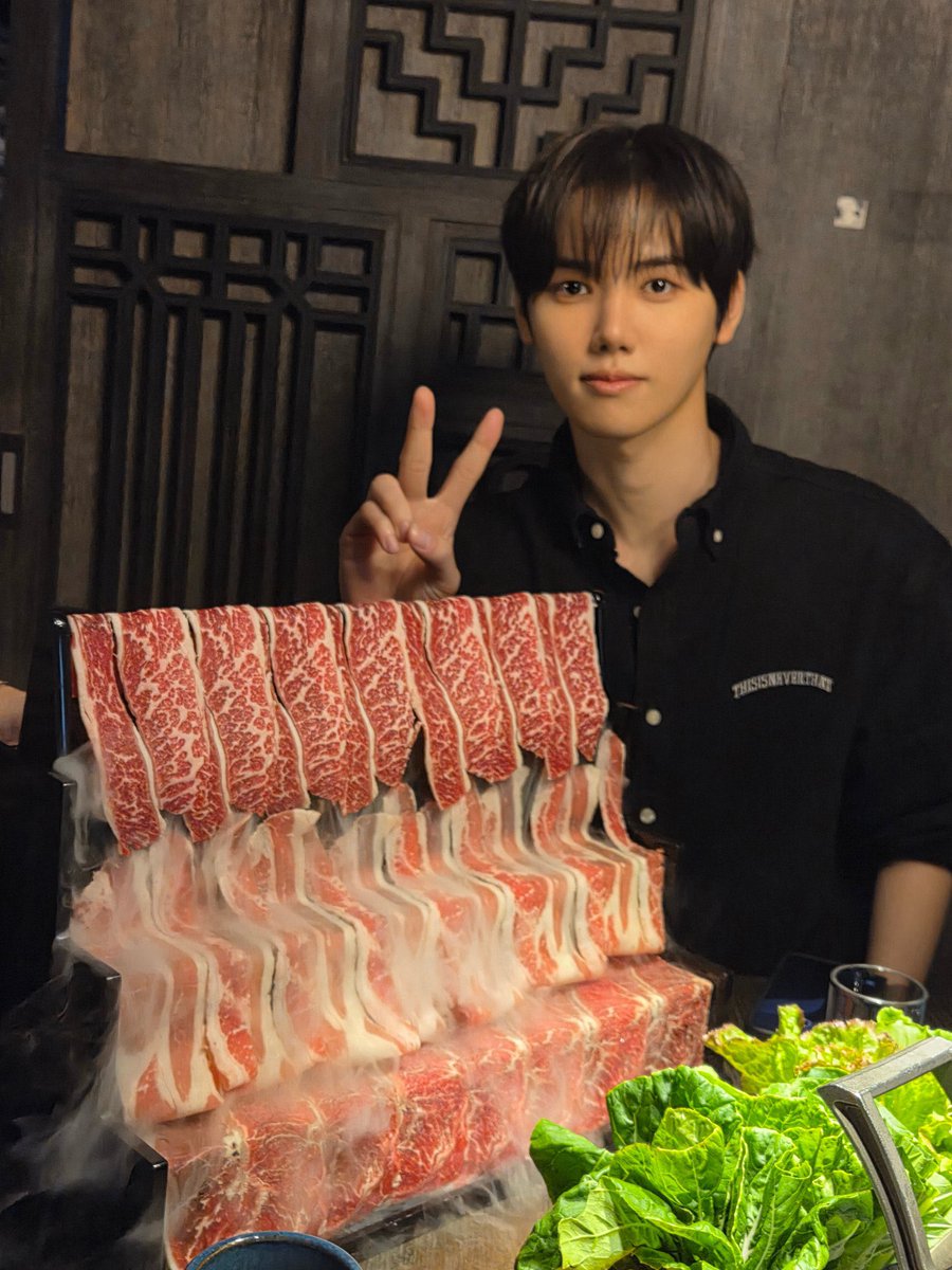 anmokoo's tweet photo. 이거 너무 엄마가 포즈 취하라 해서 일단 하는 남초딩같음 https://t.co/QaaMMZOhwX