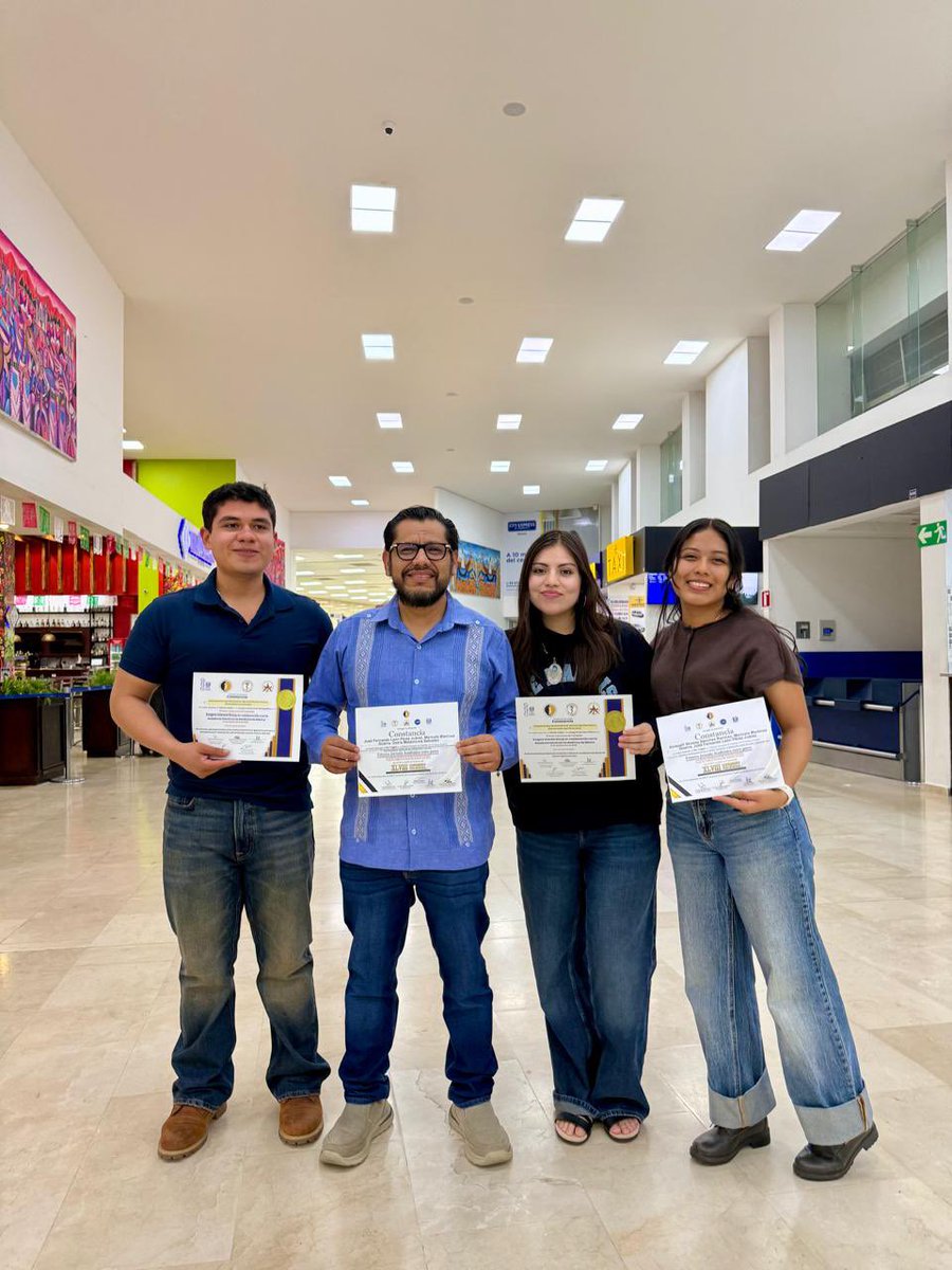 GPS_noticias's tweet photo. UABJO hace historia en la Academia Nacional de Medicina.
Jóvenes formados en la Facultad de Medicina y Cirugía de la Universidad Autónoma “Benito Juárez” de Oaxaca participaron en la primera jornada académica organizada por y para estudiantes de medicina en este histórico recinto. Las tres propuestas enviadas fueron seleccionadas para su presentación presencial y dos alcanzaron el tercer lugar nacional.
Oaxaca de Juárez, Oaxaca, 15 de septiembre de 2026.— Tres trabajos científicos vinculados con la Facultad de Medicina y Cirugía de la Universidad Autónoma “Benito Juárez” de Oaxaca fueron seleccionados para participar en el Primer Concurso de Carteles, organizado por el Surgery Interest Group (SIG), en colaboración con la Asociación de Estudiantes de Medicina del Tecnológico de Monterrey y la Academia Nacional de Medicina de México. La participación concluyó con dos distinciones nacionales, ambas con tercer lugar en sus respectivas categorías.
El encuentro tuvo como escenario el auditorio principal de la Academia Nacional de Medicina de México, ubicado en el Centro Médico Nacional Siglo XXI, en la Ciudad de México, donde jóvenes provenientes de diferentes instituciones del país expusieron y defendieron sus investigaciones ante evaluadores, especialistas y participantes de esta jornada académica.
La convocatoria estuvo abierta a facultades y escuelas de medicina de México, con participación de estudiantes desde tercer año de la licenciatura hasta servicio social. Después del proceso de evaluación, únicamente 15 trabajos fueron seleccionados para la fase presencial, distribuidos en tres categorías: Caso Clínico, Trabajo Original y Revisión Bibliográfica.
Entre las instituciones representadas estuvieron la Facultad de Estudios Superiores Zaragoza y la Facultad de Estudios Superiores Iztacala de la Universidad Nacional Autónoma de México, la Universidad Autónoma Metropolitana y el Instituto Politécnico Nacional, además de estudiantes de otras escuelas y facultades convocadas a nivel nacional.
Una jornada inédita para las nuevas generaciones
El concurso formó parte de la Primera Jornada Académica entre Pares, desarrollada bajo el lema “La medicina del futuro en la cuarta revolución industrial: lo que los médicos en formación tenemos que decir”, concebida para que las nuevas generaciones pudieran presentar sus resultados, defender sus planteamientos y participar directamente en la discusión científica.
De acuerdo con la información compartida durante el encuentro, se trató del primer congreso y concurso organizado por y para estudiantes de medicina en los 162 años de historia de la Academia Nacional de Medicina de México. La apertura de este espacio representó una oportunidad inédita para escuchar las propuestas de quienes actualmente se encuentran en formación y acercarlos a uno de los escenarios de mayor tradición de la medicina mexicana.
Durante la jornada, el Dr. Raúl Carrillo Esper, presidente de la Academia Nacional de Medicina de México, destacó el nivel mostrado por las y los participantes y señaló que esta experiencia modificó favorablemente su percepción sobre las nuevas generaciones de médicos. Al referirse al desempeño académico observado, expresó que la brecha entre generaciones de médicos se está cerrando, reconoció la competencia demostrada por los estudiantes y manifestó su confianza en su preparación: “la medicina de México está en buenas manos”.
Sus palabras dieron un significado adicional al encuentro, al reconocer que la participación estudiantil no solamente abre espacios para presentar trabajos, sino que permite establecer un diálogo entre generaciones y mostrar la capacidad académica, científica y crítica de quienes próximamente asumirán mayores responsabilidades en la atención médica y la investigación.