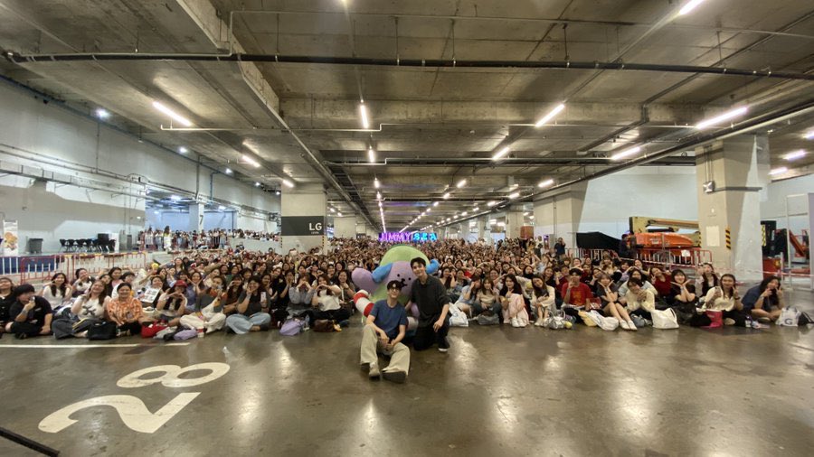 seatawinanfc's tweet photo. 𝐻𝑎𝑝𝑝𝑦 𝐹𝑎𝑚𝑖𝑙𝑦 💜🩵

JIMMYSEA NOMNOM 4EVER 
#งั่มงั่ม4ปีรักจิมมี่ซีอะโวเชี่ยน

สุขสันต์วันเกิดนะคะงั่มงั่ม (🎂) อยู่ด้วยกันมาสี่ปีแล้ว ขอให้อยู่ด้วยกันไปนาน ๆ เลยนะคะ ขอบคุณจิมมี่ซีที่สร้างบ้านหลังนี้ให้ใหญ่ขึ้น และทำให้เป็นบ้านที่อบอุ่นและเต็มไปด้วยความรักขนาดนี้ ขอบคุณที่ทำให้พวกเราได้มาเจอกัน ขอบคุณน้องอะโวเชี่ยนที่มาเพิ่มรอยยิ้มและเสียงหัวเราะให้กับพวกเรา  

ขอให้บ้านงั่มงั่มหลังนี้มีแต่รอยยิ้มและความสุขแบบนี้ไปนาน ๆ เลยน้าา 

ซีออฟรักงั่มงั่มมั๊กน้าา  🤍✨