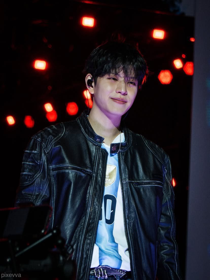 fateofbang's tweet photo. te das cuenta todo lo que ganamos las stay arg cuando ves esta foto de seungmin admirando  nuestro público, con esa mirada llena de amor mientras porta la casaca argentina 

con todo lo que hicieron acá los chicos no le puedo pedir más al universo, solo que vuelvan pronto https://t.co/dtVSNNYg2h