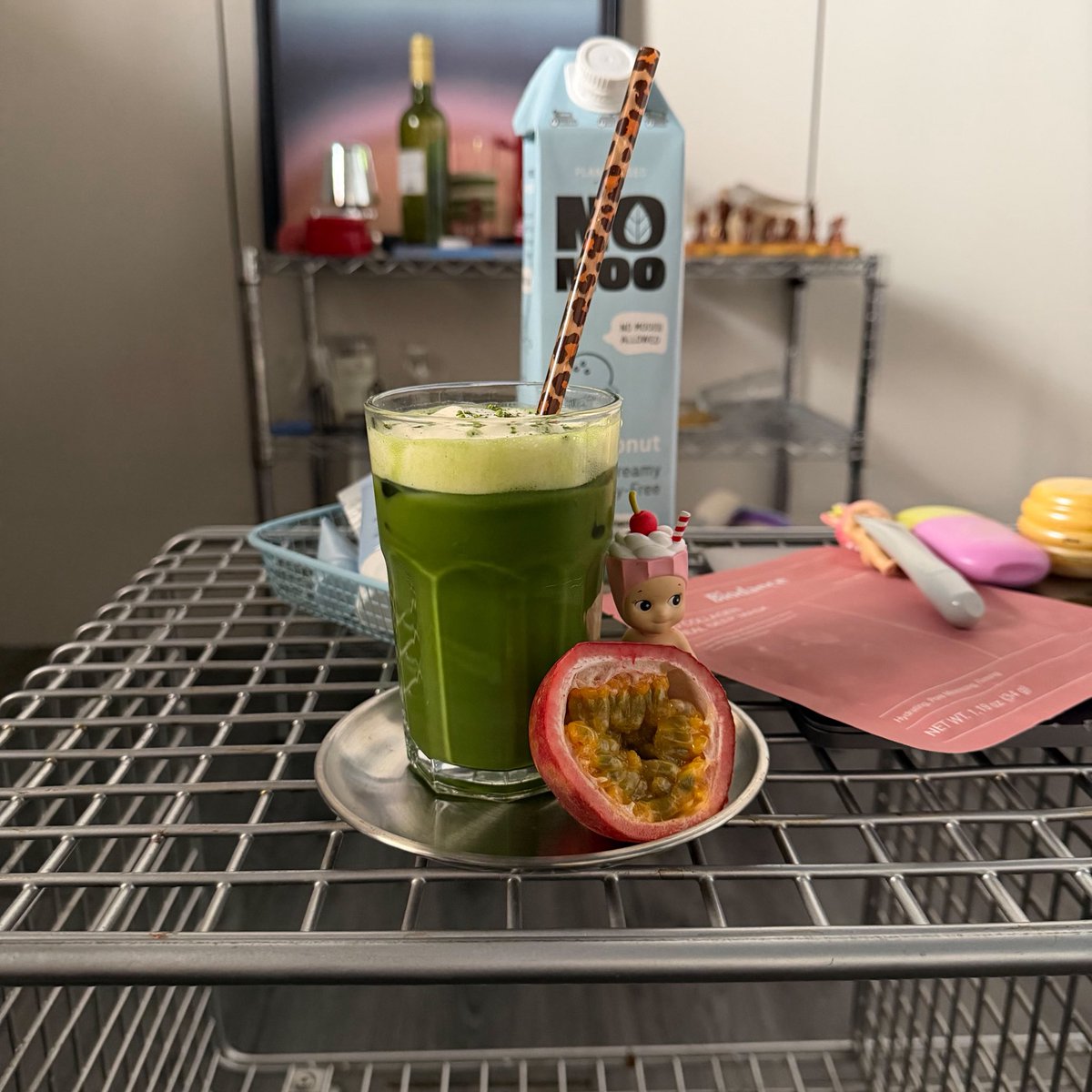 1qww's tweet photo. Thu vibes 🍸🫒🦢🪽 https://t.co/mNcCXsUsmA