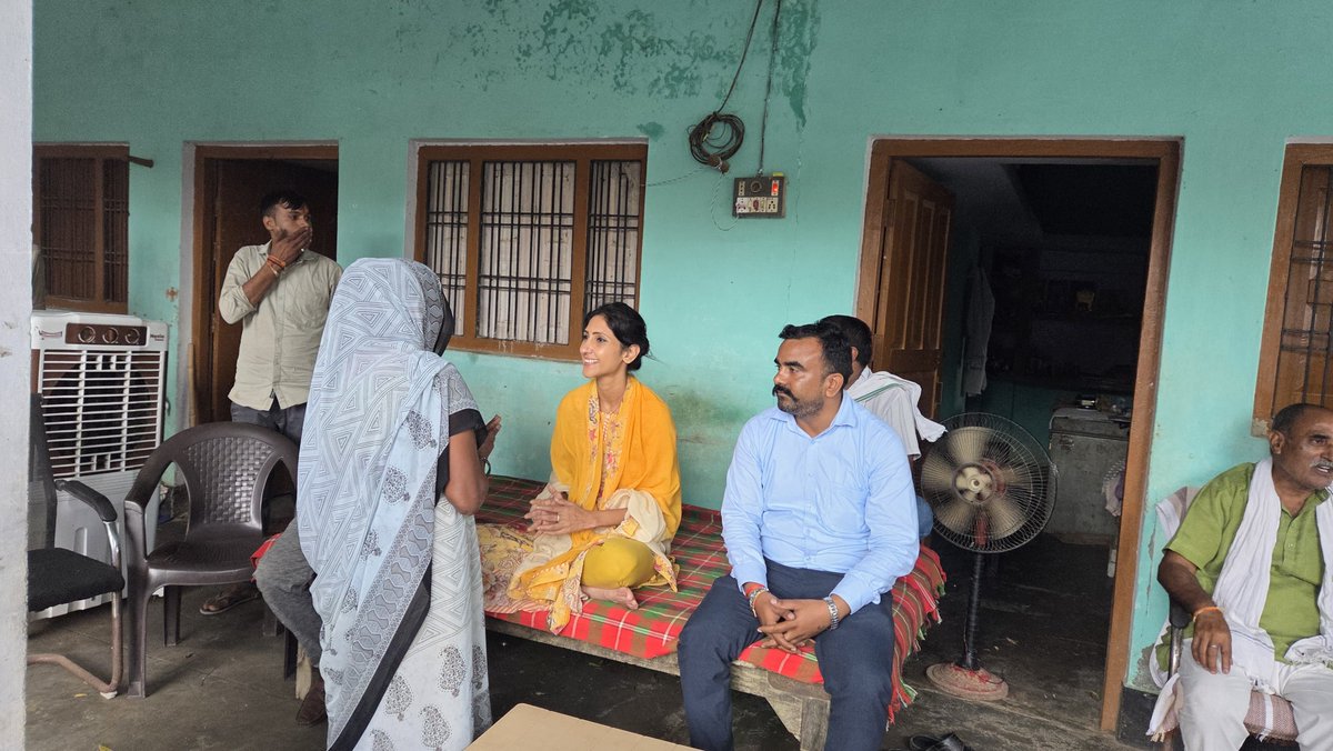 AditiSinghRBL's tweet photo. आज रायबरेली सदर के बनी में ग्राम प्रधान हरिशंकर जी के आवास पर आयोजित जन-चौपाल में क्षेत्रवासियों के बीच उपस्थित होकर उनसे संवाद किया।

इस दौरान उपस्थित देवतुल्य जनता की समस्याएं सुनीं और उनके त्वरित निस्तारण हेतु संबंधित अधिकारियों को निर्देशित किया। आप सभी की सेवा ही मेरा परम धर्म है।

सभी के सहयोग और सुझावों से क्षेत्र के चहुंमुखी विकास के लिए निरंतर प्रयासरत हूँ।

#जन_संवाद
#BJP4UP
#RaebareliSadar