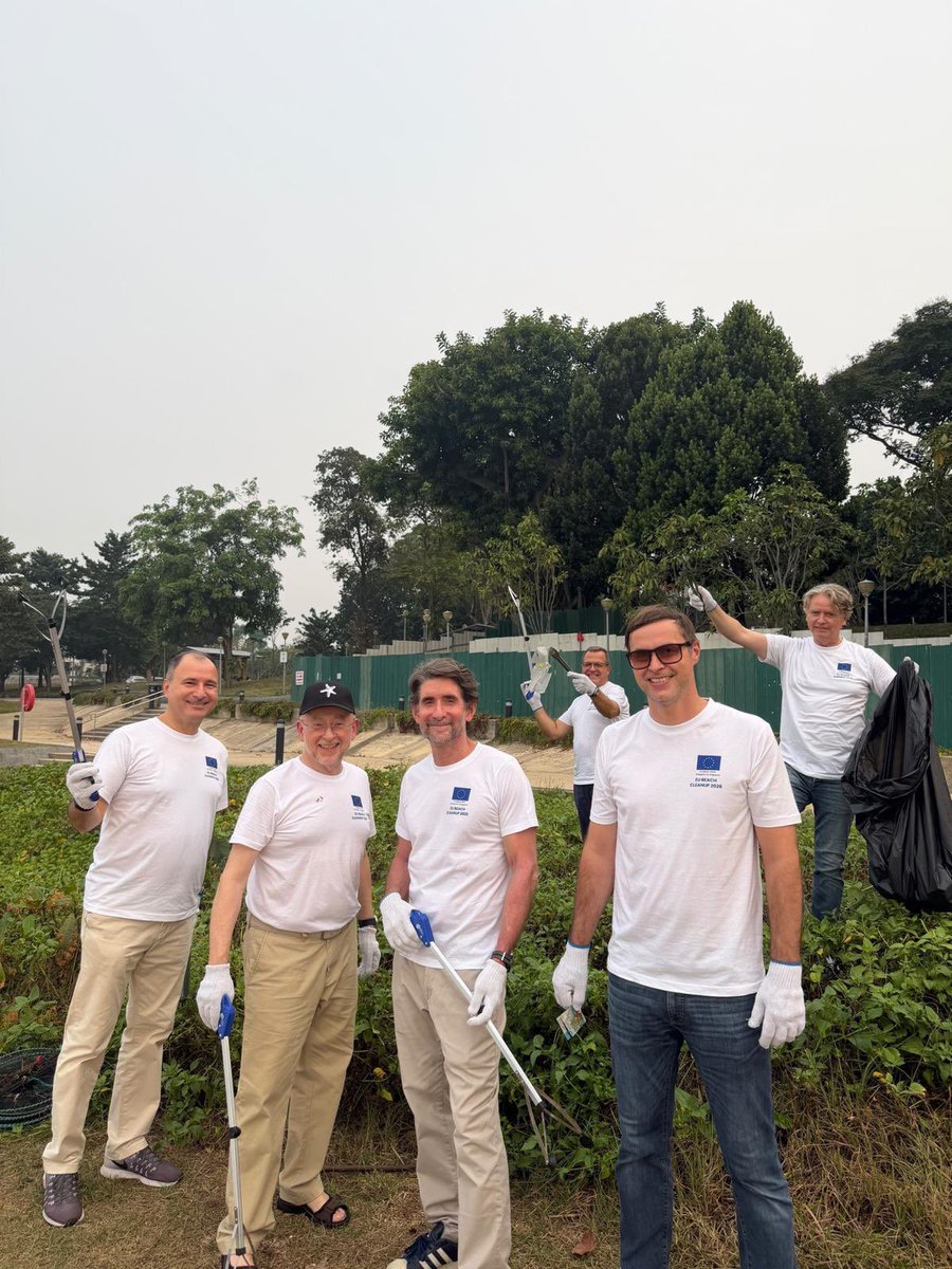 EUinSingapore's tweet photo. All together now #ForOurPlanet 🌏🌎🌍

#TeamEurope at #EUBeachCleanup https://t.co/4oYjB2sYkO
