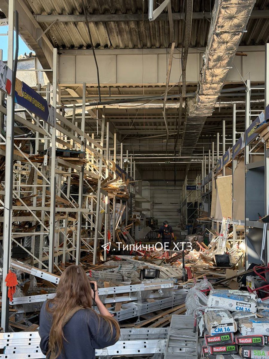 Nastushichek's tweet photo. Russia destroyed the Epicentr shopping center in Kharkiv โ this is already the second attack on the shopping center ๐ข
#UkrainianRussianWar #RussianUkrainianWar #UkraineWar #Ukraine #War #SupportUkraine #SaveUkraine #StandWithUkraine
#StopWar #RussiaIsATerroristState #RussianSoldiersAreTerrorist #PutinIsaWaCriminal #WarCrime
#Warzone #StopPutin #PutinIsATerrorist #GiveWeaponToUkraine #RussianDrone #ShahedDrone #Shahed #Drone #Kharkiv
