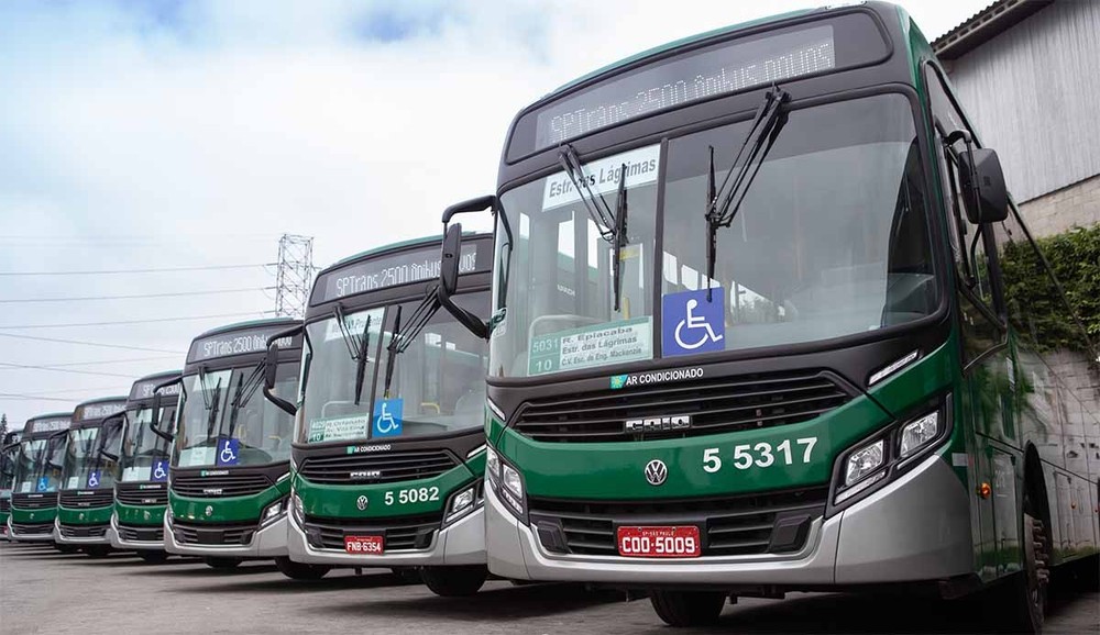 g1's tweet photo. 12 das 22 empresas de ônibus que operam em São Paulo são suspeitas de ligação com o PCC; veja quais são elas https://t.co/hIps40fSAV https://t.co/Ef4ZaVMSje