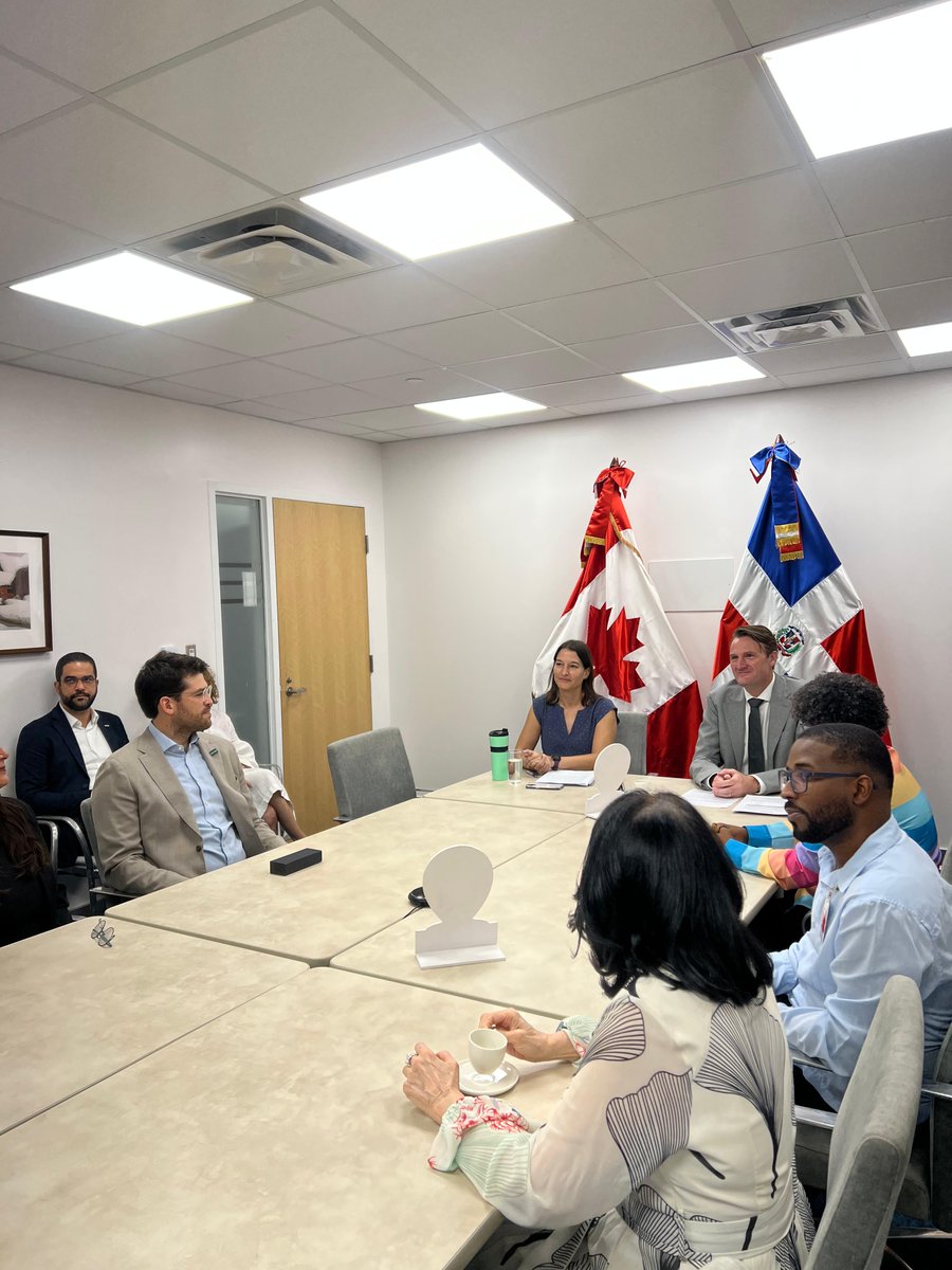 EmbCanRD's tweet photo. Nos reunimos con las organizaciones de los proyectos seleccionados del Fondo Canadá #CFLI 2026. Presentaron sus iniciativas y el impacto que esperan generar en sus comunidades. ¡Seguimos fortaleciendo alianzas para impulsar soluciones locales y resultados sostenibles!🇨🇦🤝🇩🇴 https://t.co/5lRa1sMwkl