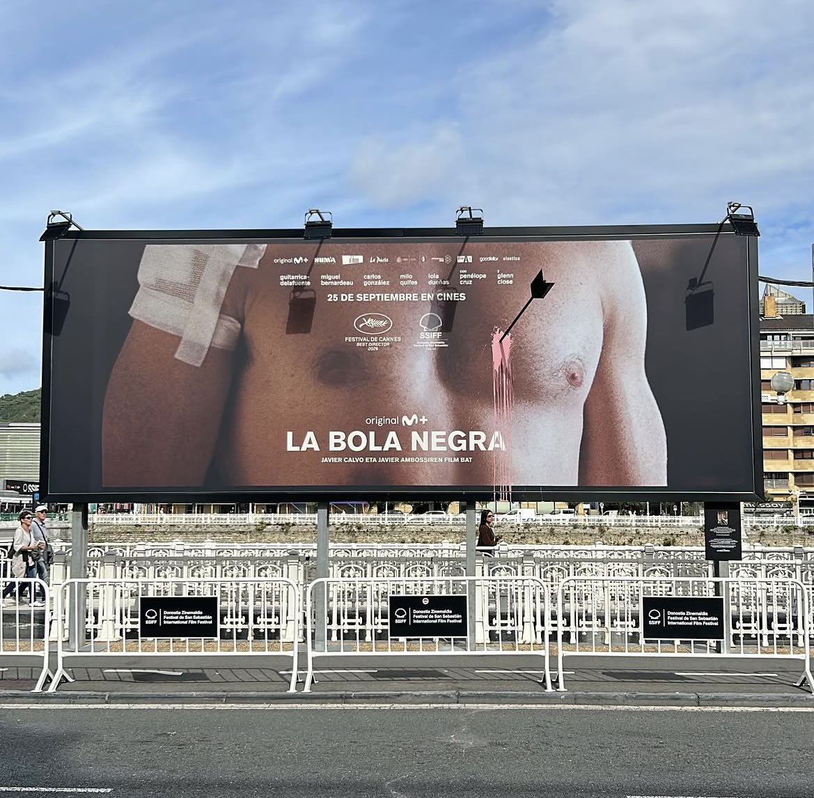 dilosinhablar's tweet photo. lo precioso que es el cartel de la bola negra en san sebastián pffff https://t.co/4Oi8OHWW7C