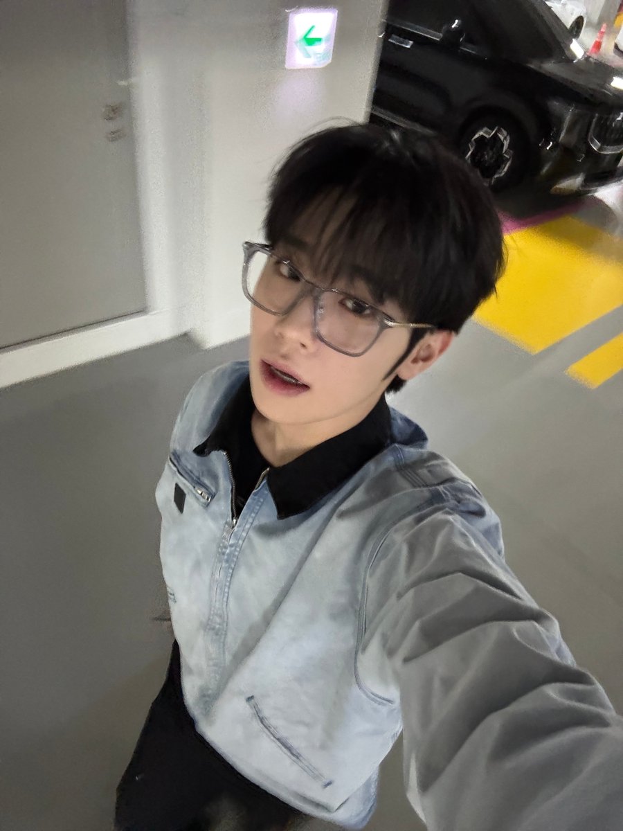MinL0714's tweet photo. 안경셀카라는거 참 좋은거같다..(்▿்) https://t.co/NYJgP8ACVV