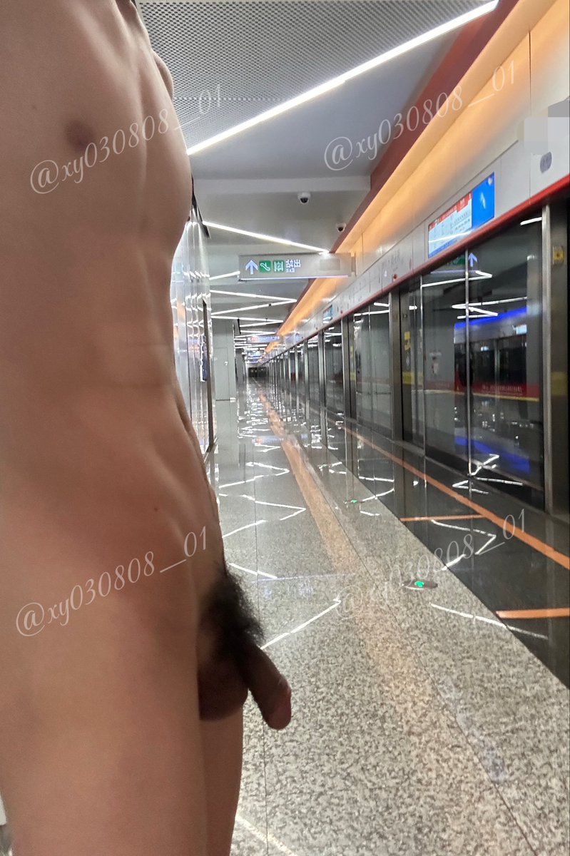 xy030808_01's tweet photo. 广州地铁暴露，过了一段时间敢才开始发🤪。 https://t.co/rdKTNBGuqs