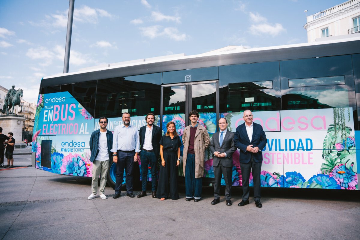 EMTmadrid's tweet photo. 🎤 ¡Vaya sorpresa!😍 Con motivo de la #SEM2026 y el @jardindeliciasf, #Inazio ha actuado en la Puerta del Sol.

🤝 Junto a @Endesa, habilitaremos un servicio especial gratuito con buses 100% eléctricos para los asistentes del festival.

ℹ️ Más info: https://t.co/j9e8YVqVt1 https://t.co/z9nmLPmi4n