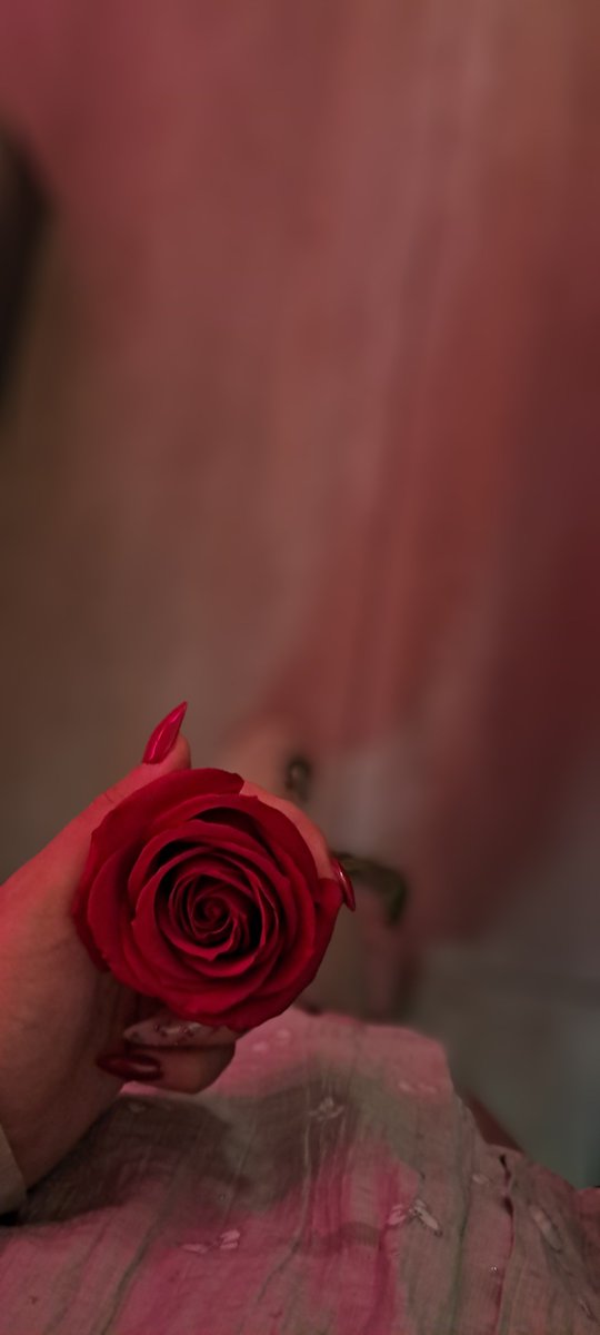 blacktulipcode's tweet photo. واقعا که پسر خوشگله برازندشه 🥹
هروقت شیفت مخالف هم باشیم یه شاخه گل میاره و میره سرکار ^_^ https://t.co/zAkjxpBLin