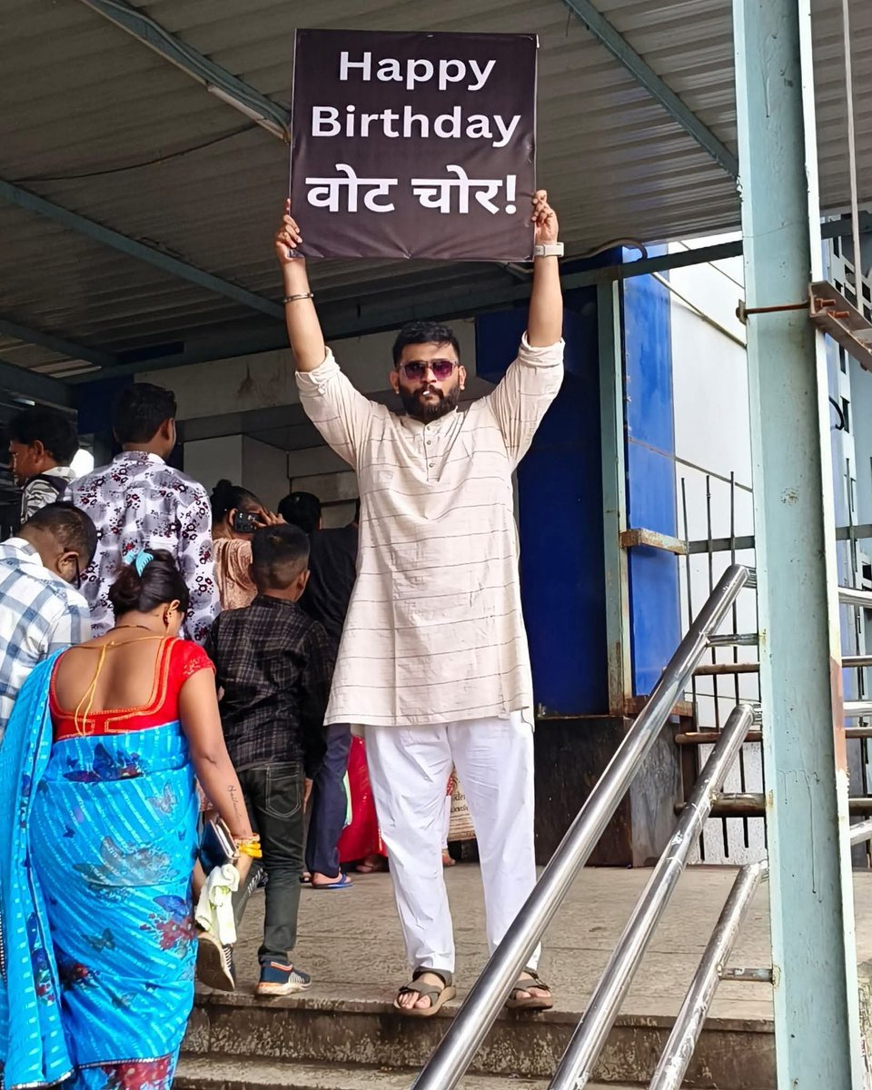 VinayDokania's tweet photo. Kaun hai ye log 😂 https://t.co/Yq2CiftVFK