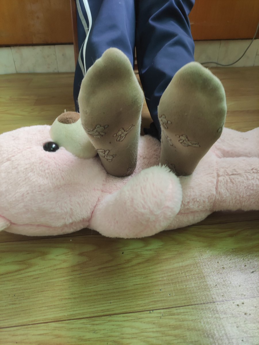 dirtysockslove's tweet photo. 小三mm三周半的粉袜袜，实在是太期待了，就让加拍了一套踩玩具熊的图和视频，喜欢的朋友私信我哦
#恋袜 #棉袜 #重口味 #臭袜子 #袜 #原味 #原味袜子 #原味袜 #丝袜 #舞蹈生 #舞蹈袜 #原味内衣 #连裤袜 https://t.co/hxlSyBo1N4