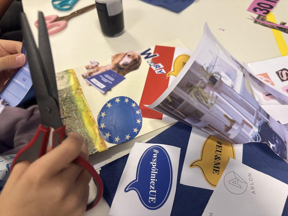 EUinWroclaw's tweet photo. Poznaj, polub, stwórz – wielokulturowość była tematem warsztatów @PIUEwroclaw z tworzenia europejskich koleży, które zostały zroganizowane w #DomEuropy we Wrocławiu z okazji #DolnośląskiFestiwalNauki https://t.co/vOwf0spf3b