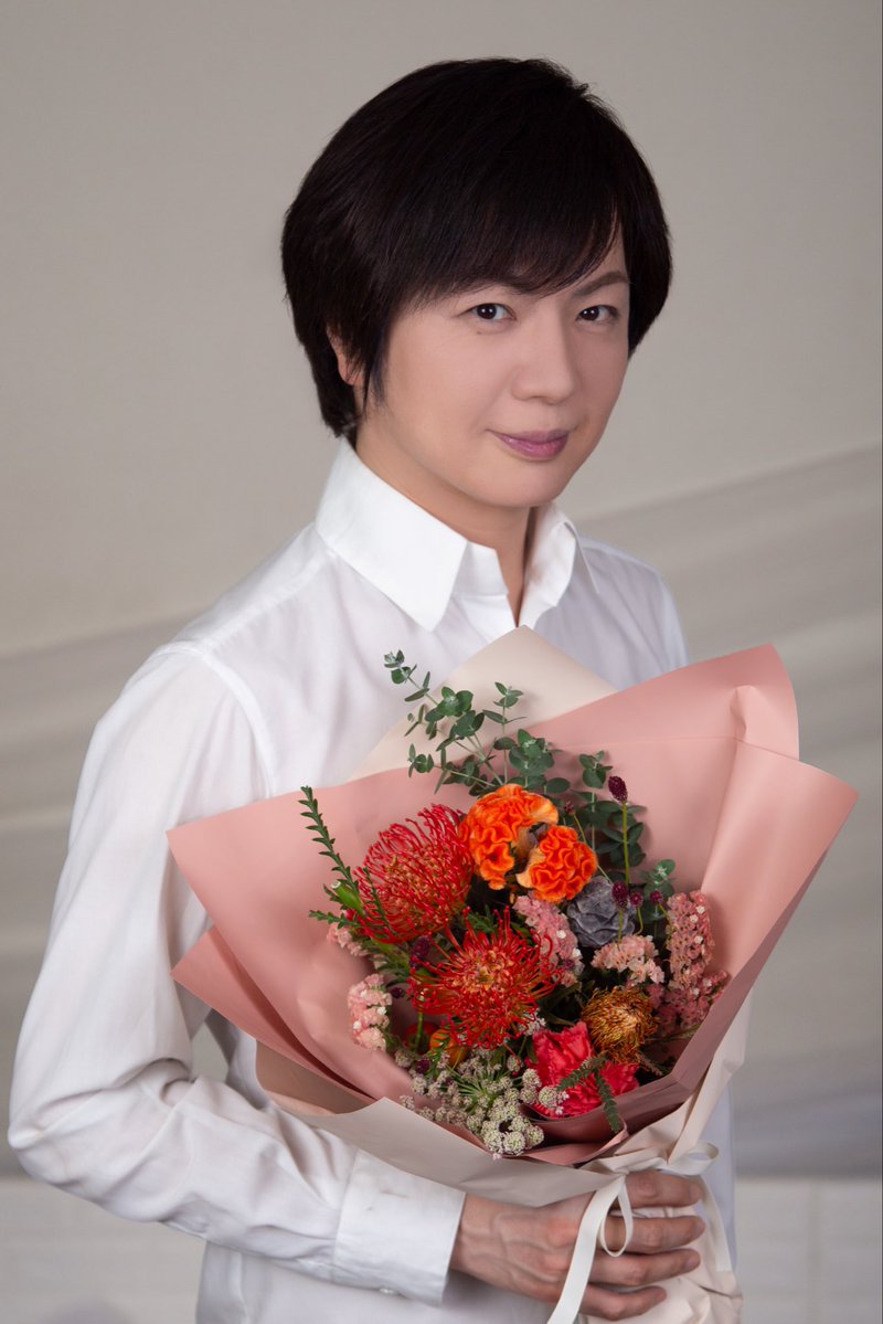 takeshima_staff's tweet photo. "花束"

ケイトウ・オレンジ色の花言葉は

「希望」

秋色の花束
札幌は晴れ空の爽やかな1日でした。
間もなく0時から10月14日発売の
アルバム「Night in Bloom
Hiroshi Takeshima25th」から
第4弾!! 「恋1/3」が先行配信となります。是非お聴きください。
そして、第3弾の「告白」は現在
ハイプ7位！ありがとうございます。
#ひろネット #花便り #in札幌 2日目