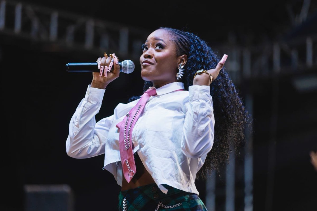 festivalhalou's tweet photo. 🔥 PHONIA KSA, QUEL SHOW !
La danse, l’attitude, le chant… tout était réuni pour mettre le feu sur la scène de @festivalhalou ! 🔥💃🏾🎤
Une énergie incroyable, un public conquis et surtout… nous, on a simplement KIFFÉ ! ❤️🔥
#HALOU #Halou2026 #FestivaldesMusiquesdeFemmesduTogo https://t.co/3OlLH9Eklc