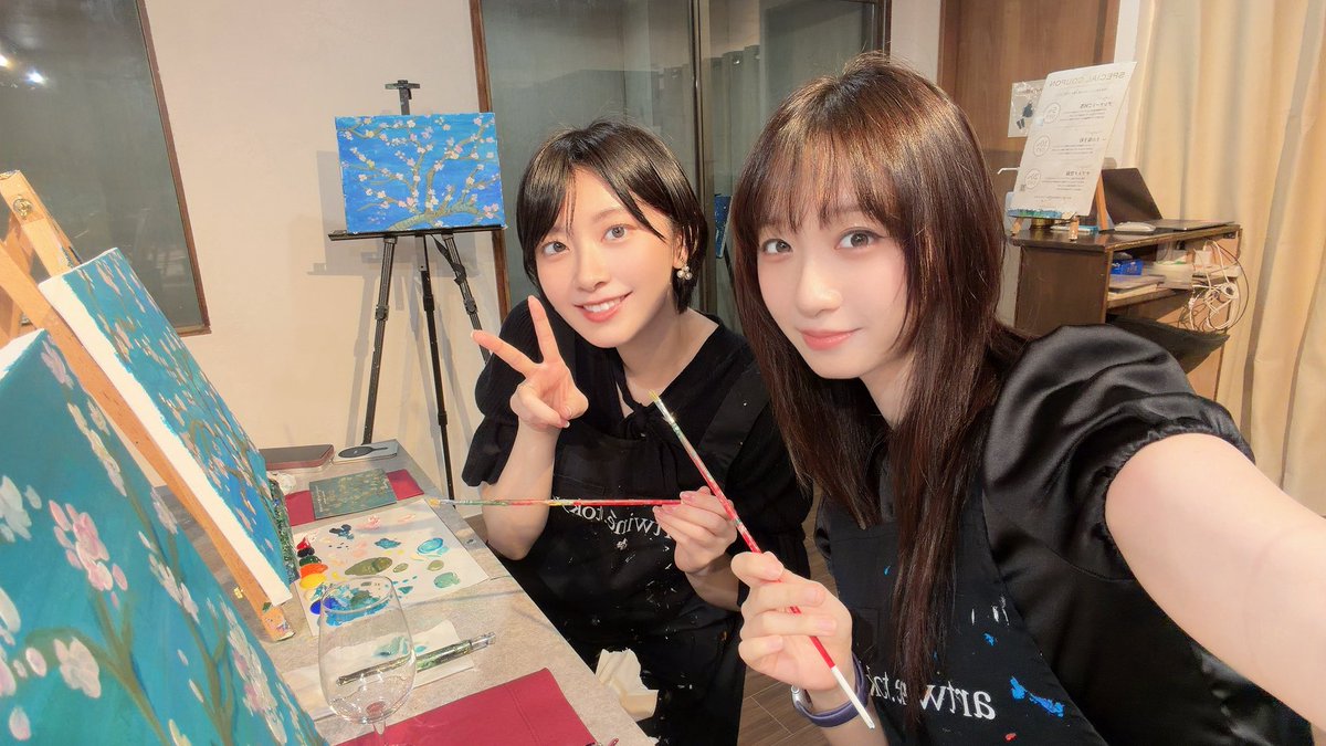iorimoe_five's tweet photo. 今日は #TGS2026 でのお仕事終わって、ご挨拶を少しだけしてから、おさやちゃん（檜山沙耶）に誘われてワインを飲みながら絵を描くという取り組みに行ってきました！🍷
題材となるテーマを自分で筆を動かして描くのですが、とっっても楽しかったです☺️
ちなみにお酒飲めなくて2人でジュースを飲んだ👀 https://t.co/89XQog2FuD