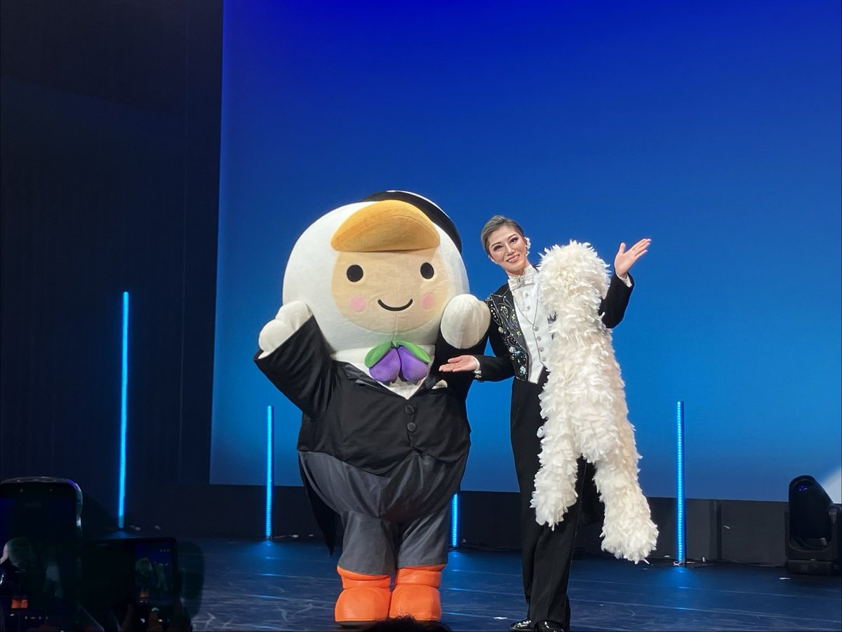 Milimani1058's tweet photo. 素敵な歌と踊りを堪能🥰ステージが近いから見やすいしオーラを浴びまくり。レオさんととまチョップのツーショットのおまけ付き。いやーよかった。楽しかった。で、DVDと名前入り色紙を申し込んじゃったわよ。凱旋公演第四弾もあるのかな。楽しみにしてます。 https://t.co/me3L3LmeFE
