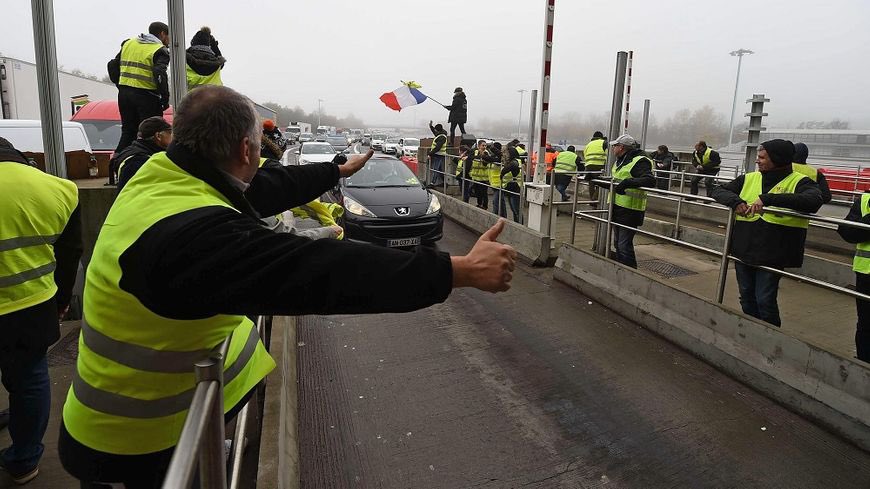 INFODUNORD's tweet photo. INFO 🚨🦺🇫🇷 | Des #Giletsjaunes appellent à organiser des opérations de péage gratuit dès ce week-end dans toute la France. https://t.co/JMHsoobJI0