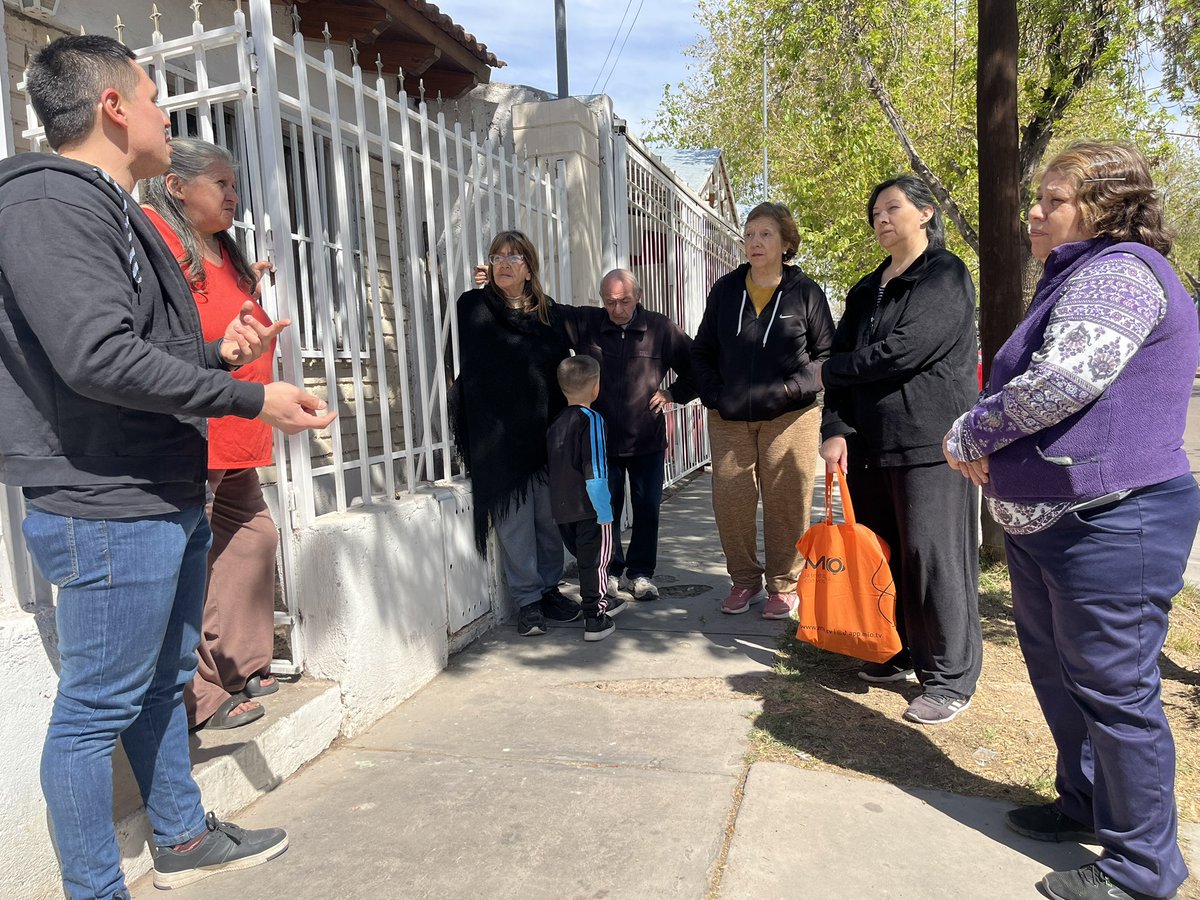 TinchoEGonzalez's tweet photo. Nos reunimos con vecinos y vecinas del barrio Alicia Moreau de Justo, para escuchar de primera mano una preocupación que crece: la inseguridad🚨

Los vecinos reclaman mayor presencia policial, más prevención y, fundamentalmente, un Estado que esté presente en el territorio y actúe antes de que los hechos ocurran.