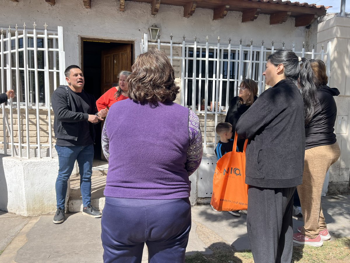 TinchoEGonzalez's tweet photo. Nos reunimos con vecinos y vecinas del barrio Alicia Moreau de Justo, para escuchar de primera mano una preocupación que crece: la inseguridad🚨

Los vecinos reclaman mayor presencia policial, más prevención y, fundamentalmente, un Estado que esté presente en el territorio y actúe antes de que los hechos ocurran.