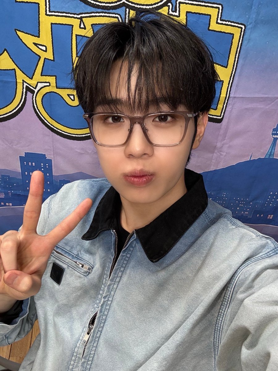 MinL0714's tweet photo. 안경셀카라는거 참 좋은거같다..(்▿்) https://t.co/NYJgP8ACVV