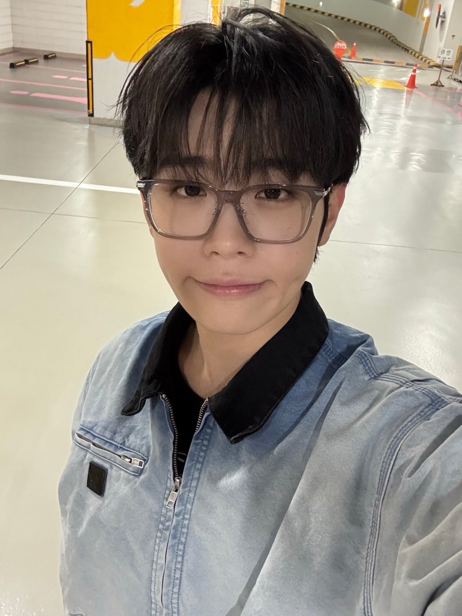 MinL0714's tweet photo. 안경셀카라는거 참 좋은거같다..(்▿்) https://t.co/NYJgP8ACVV