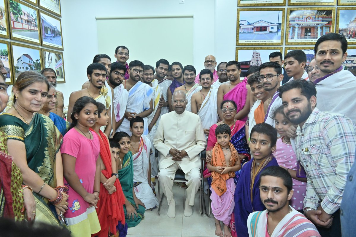 ramnathkovind's tweet photo. वसंत कुंज, नई दिल्ली स्थित वेदव्यास गुरुकुल में ‘श्री पेजावर चातुर्मास्य’ के अवसर पर परम पूज्य श्री श्री विश्वप्रसन्न तीर्थ स्वामीजी महाराज के दर्शन, सान्निध्य और आशीर्वाद प्राप्त करने का सौभाग्य मिला। इस अवसर पर स्वामी जी को अपनी आत्मकथा “Triumph of the Indian Republic: My Life, My Struggles” भी भेंट की।