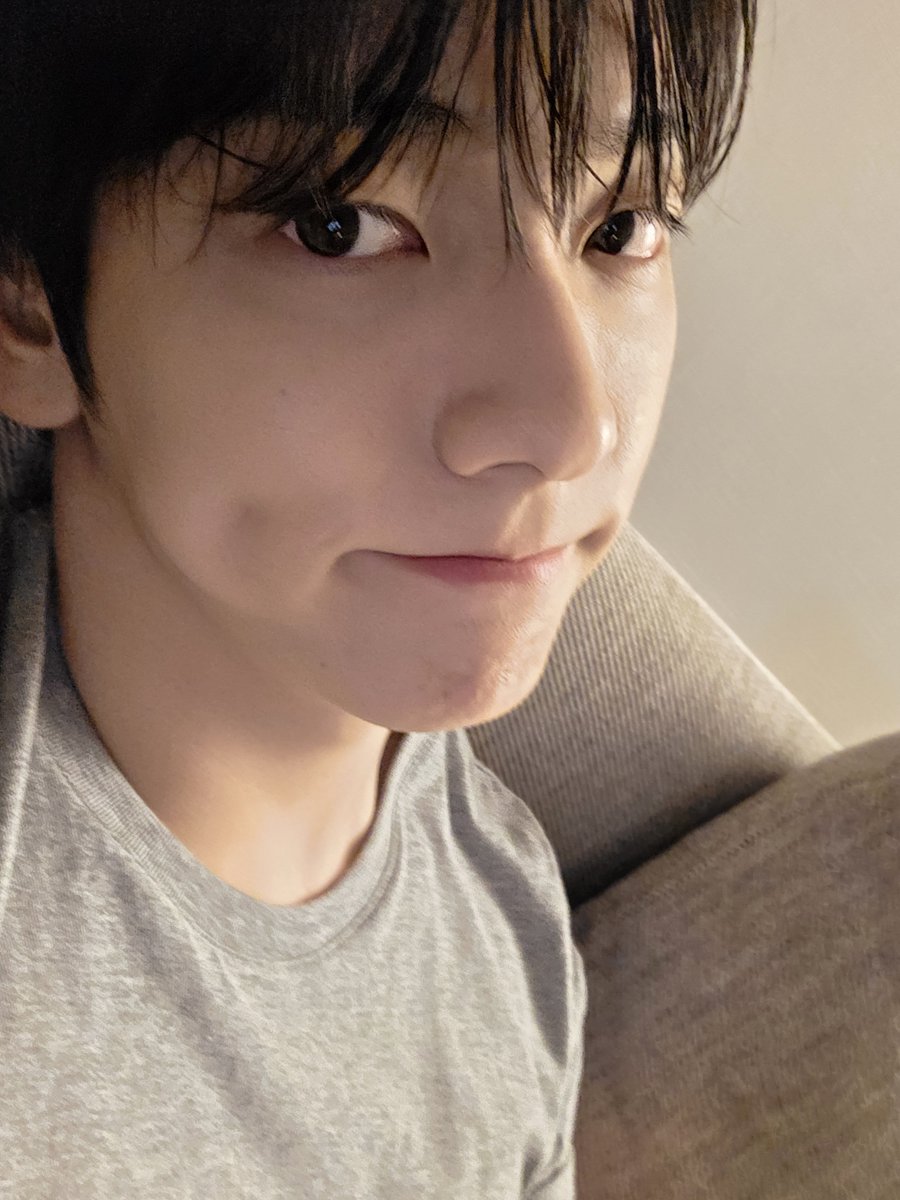 _B1nn2y's tweet photo. 수빈이 숙소 셀카마다 너무 느좋임 ... 애착소파뷰♡ https://t.co/LWLEWfuy7e