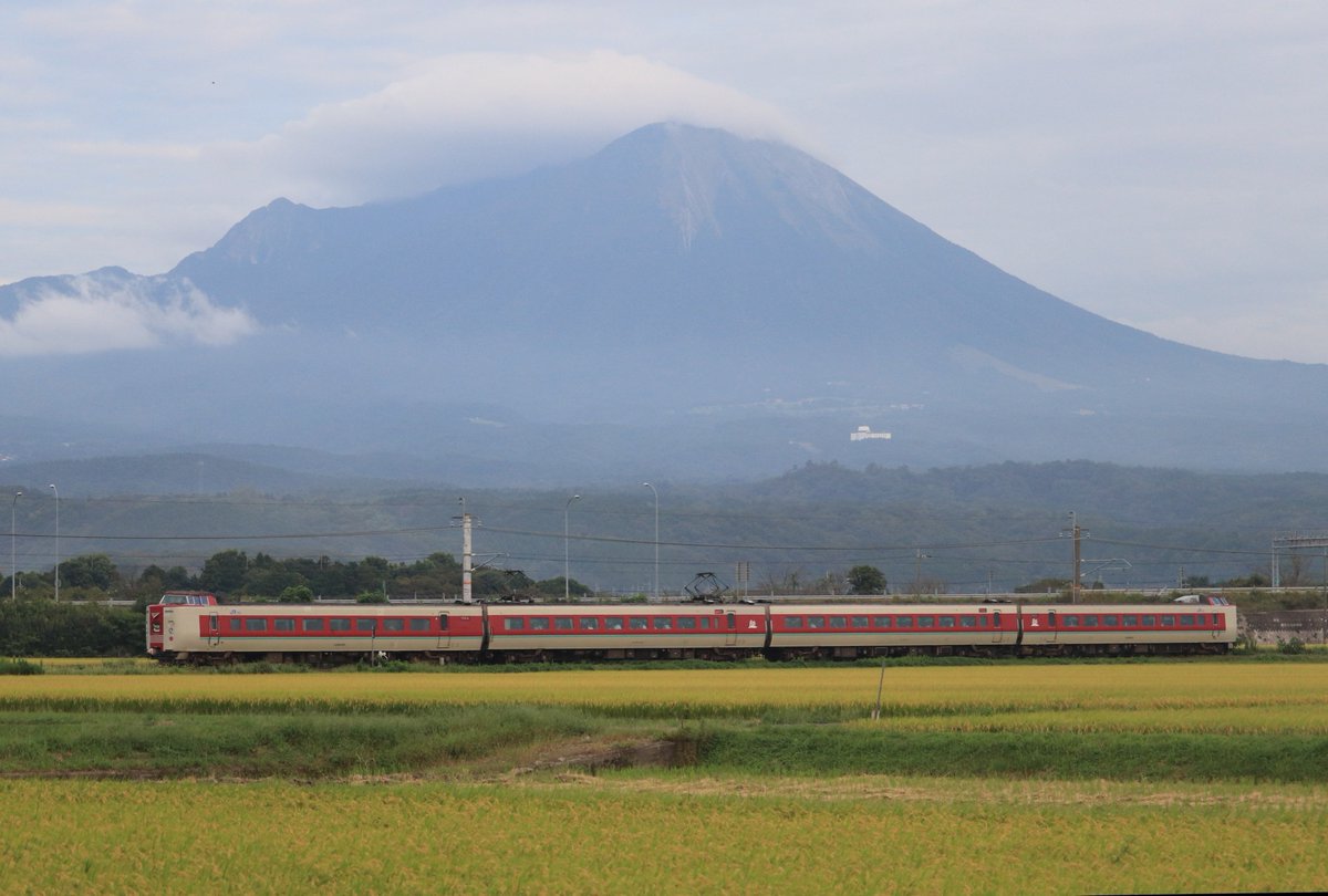 photodiningcar's tweet photo. 381系やくも大山バック
国鉄色とやくも色
JNRマークが反射してて目立つ https://t.co/840RhS28ro