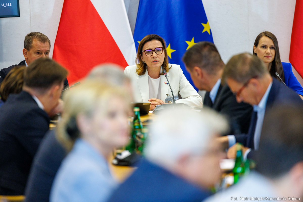 KatarzynaSmykEU's tweet photo. Polska ma ważną rolę do odegrania w budowaniu przyszłości Europy. 🇪🇺🇵🇱 Konstruktywna dyskusja w komisji sejmowej ds UE na temat propozycji @vonderleyen dot bezpieczeństwa, obronności, gospodarki i demokracji #SOTEU. Dziękuję Przewodniczącej @pomaska, Posłankom, Posłom i @ignacyn https://t.co/byQQVXUKfN