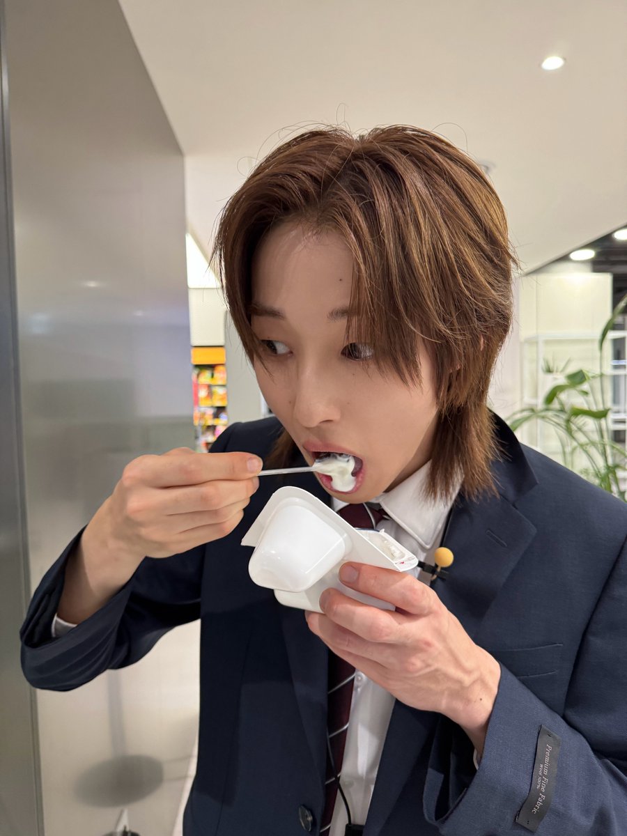 uwuzs2's tweet photo. 누가 일은 안 하고 딸기 찾아보는데요?
케이텐 너 컨셉 회사원 아니구 고등학생이지 https://t.co/c7WxTtnikM
