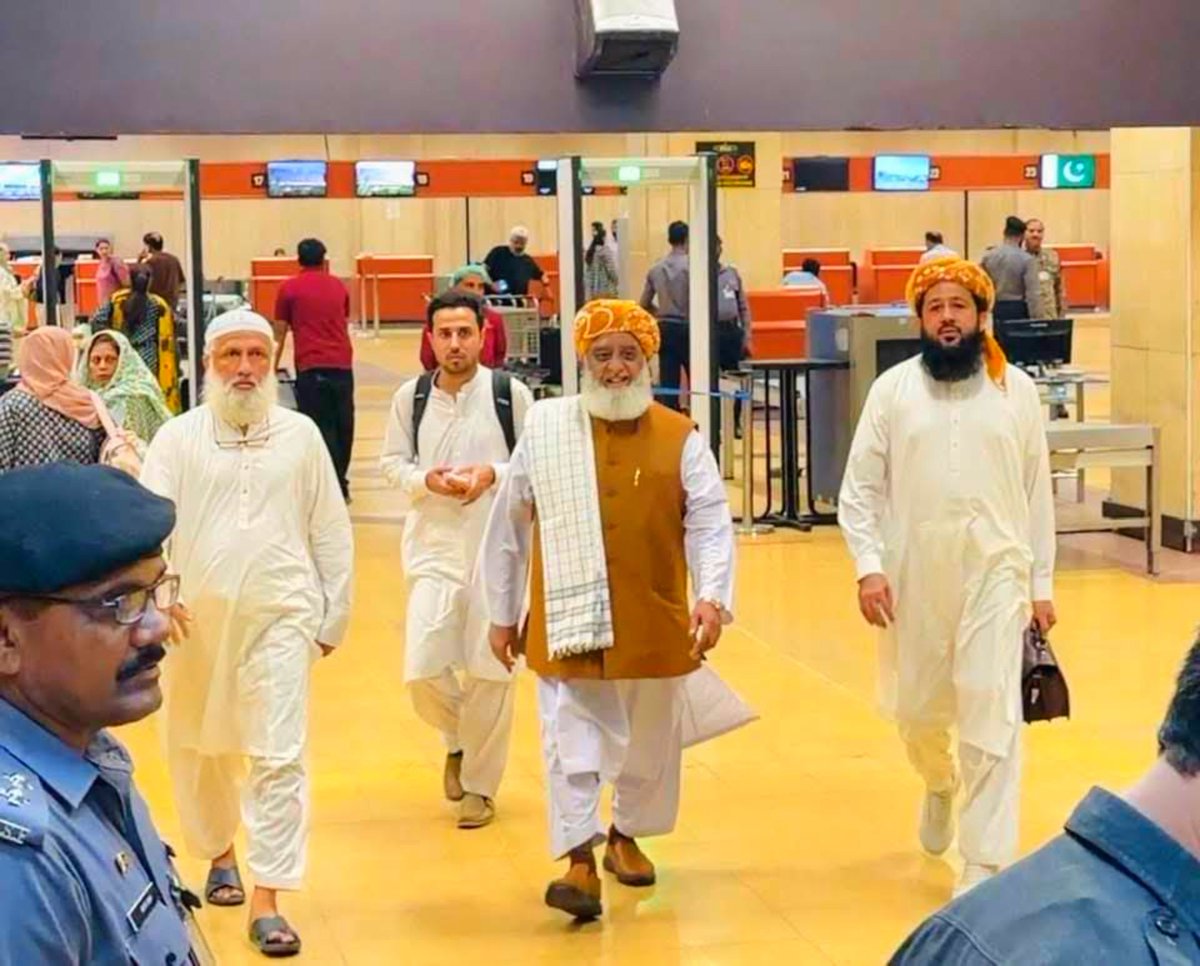 SoomroOfficial's tweet photo. قائد جمعیت حضرت مولانا فضل الرحمن صاحب مدظلہ کی کراچی تشریف آوری 
ان شاءاللہ العزیز کچھ ہی دیر بعد ختم نبوت کانفرنس شاہراہ قائدین کے اسٹیج پر جلوہ افروز ہونگے https://t.co/rOSSe1vIc9