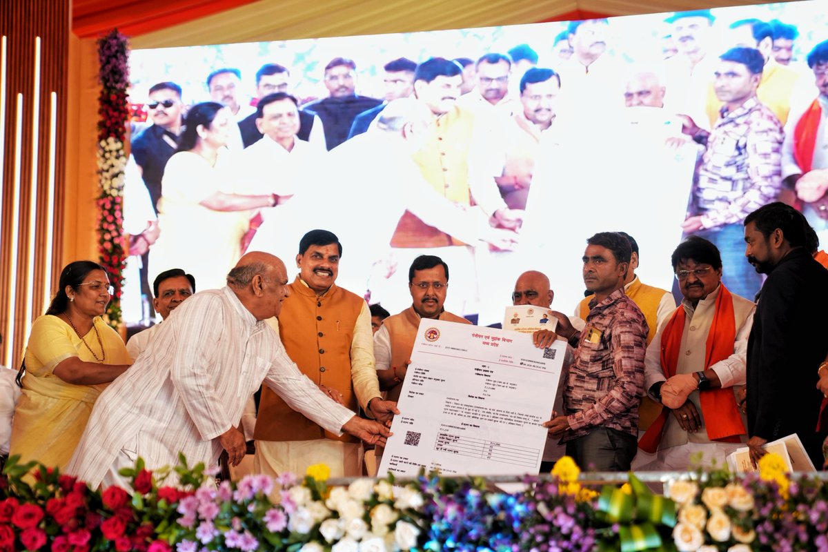 DrMohanYadav51's tweet photo. आदरणीय प्रधानमंत्री श्री @narendramodi जी के जन्मदिवस के अवसर पर देशभर में प्रारंभ हुए ‘सेवा-संकल्प अभियान’ के अंतर्गत आज ��ंदौर में भाजपा के माननीय राष्ट्रीय अध्यक्ष श्री @NitinNabin जी के साथ ‘स्वामित्व अधिकार अभिलेख निष्पादन एवं पंजीयन-2026’ अभियान का शुभारंभ किया। हितग्राहियों को उनकी संपत्तियों की निःशुल्क रजिस्ट्री प्रदान कर शुभकामनाएं भी दीं। 

मध्यप्रदेश के सभी गांवों में एक माह तक अभियान चलाकर 50 लाख निजी संपत्तियों की निःशुल्क रजिस्ट्री की जाएगी। स्टाम्प ड्यूटी एवं पंजीयन शुल्क का व्यय राज्य सरकार वहन कर��गी, ग्रामीण परिवारों को अपनी संपत्ति का वैधानिक एवं सुरक्षित स्वामित्व मिल सकेगा।

इससे नागरिक अपनी आर्थिक गतिविधियों के लिए ऋण प्राप्त कर सकेंगे। ग्राम एवं पंचायत में ही शिविर लगाकार नि:शुल्‍क पंजीयन की सुविधा दी जा रही है। 

#स्वामित्व_योजना_MP
#सेवा_संकल्प_अभियान 
#SevaSankalpAbhiyan
#HappyBdayPMModi