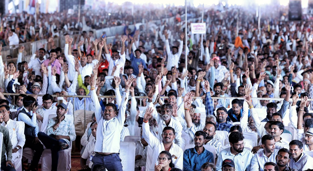 DrMohanYadav51's tweet photo. आदरणीय प्रधानमंत्री श्री @narendramodi जी के जन्मदिवस के अवसर पर देशभर में प्रारंभ हुए ‘सेवा-संकल्प अभियान’ के अंतर्गत आज ��ंदौर में भाजपा के माननीय राष्ट्रीय अध्यक्ष श्री @NitinNabin जी के साथ ‘स्वामित्व अधिकार अभिलेख निष्पादन एवं पंजीयन-2026’ अभियान का शुभारंभ किया। हितग्राहियों को उनकी संपत्तियों की निःशुल्क रजिस्ट्री प्रदान कर शुभकामनाएं भी दीं। 

मध्यप्रदेश के सभी गांवों में एक माह तक अभियान चलाकर 50 लाख निजी संपत्तियों की निःशुल्क रजिस्ट्री की जाएगी। स्टाम्प ड्यूटी एवं पंजीयन शुल्क का व्यय राज्य सरकार वहन कर��गी, ग्रामीण परिवारों को अपनी संपत्ति का वैधानिक एवं सुरक्षित स्वामित्व मिल सकेगा।

इससे नागरिक अपनी आर्थिक गतिविधियों के लिए ऋण प्राप्त कर सकेंगे। ग्राम एवं पंचायत में ही शिविर लगाकार नि:शुल्‍क पंजीयन की सुविधा दी जा रही है। 

#स्वामित्व_योजना_MP
#सेवा_संकल्प_अभियान 
#SevaSankalpAbhiyan
#HappyBdayPMModi
