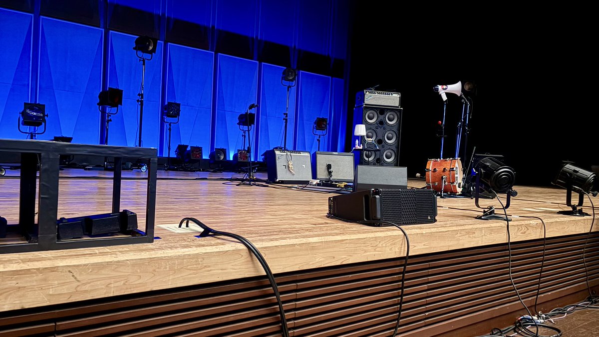 suzuo5's tweet photo. 本日は、Rei SoloTour2026 “Traveling with Guitars"の最終公演で渋谷へ🫵 チケットを発券したら最前列❗️会場着いたら下手お立ち台の真ん前で超ラッキー🕺 Reiのギタープレイに酔いしれました🎸

SWEET LOVER SOULSのバンドマスターという事で、ヒトハタウサギTシャツを着て行ったよ
#guitarei https://t.co/EHcf84LRKR