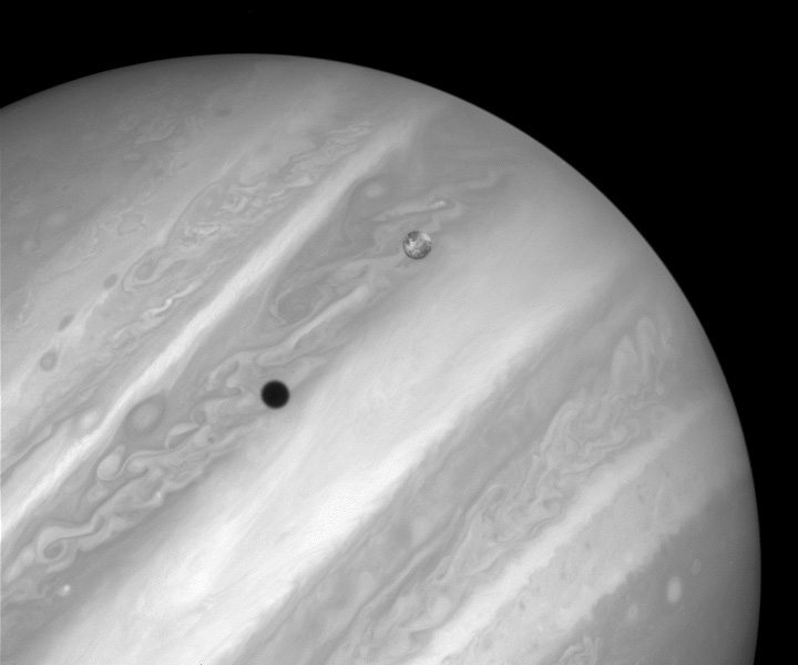 Astropics_bb's tweet photo. 引用元のジュノーの画像は、探査機が木星にかなり接近した際に撮影したもので、木星の赤道付近のごく一部の領域が映し出されています。そのためイオの影が非常に大きく見えています。

こちらはハッブル宇宙望遠鏡がとらえた木星とイオです。イオの影が木星表面に落ちており、木星とイオ、その影の大きさ��関係がわかります。

https://t.co/2hxkNTdSUW

Image Credit: J. Spencer (Lowell Observatory), and NASA/ESA