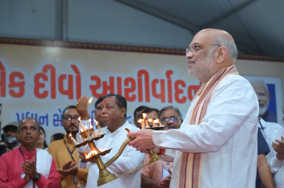 BJP4Gujarat's tweet photo. એક દીવો આશીર્વાદનો...🪔

માનનીય પ્રધાનમંત્રી શ્રી @narendramodi જીના જન્મદિવસ નિમિત્તે તેમની 25 વર્ષની જનસેવાને વંદન તથા તેમના દીર્ઘાયુ અને ઉત્તમ સ્વાસ્થ્ય માટે આજે અમદાવાદના કાંકરિયા તળાવ ખાતે માનનીય કેન્દ્રીય ગૃહ અને સહકાર મંત્રી શ્રી @AmitShah તથા માનનીય મુખ્યમંત્રી શ્રી @Bhupendrapbjp એ દીપ પ્રાગટ્ય કરી ભારત માતાની આરતી ઉતારી.

#AshirwadKaDiya