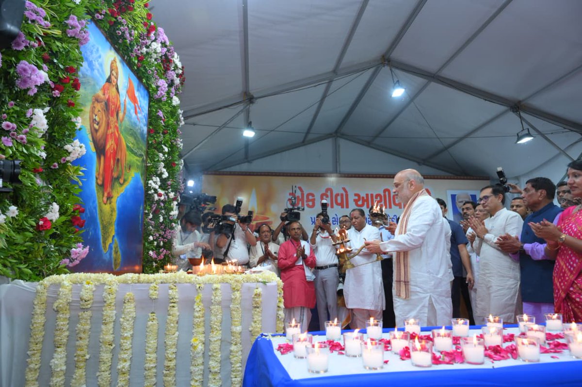 BJP4Gujarat's tweet photo. એક દીવો આશીર્વાદનો...🪔

માનનીય પ્રધાનમંત્રી શ્રી @narendramodi જીના જન્મદિવસ નિમિત્તે તેમની 25 વર્ષની જનસેવાને વંદન તથા તેમના દીર્ઘાયુ અને ઉત્તમ સ્વાસ્થ્ય માટે આજે અમદાવાદના કાંકરિયા તળાવ ખાતે માનનીય કેન્દ્રીય ગૃહ અને સહકાર મંત્રી શ્રી @AmitShah તથા માનનીય મુખ્યમંત્રી શ્રી @Bhupendrapbjp એ દીપ પ્રાગટ્ય કરી ભારત માતાની આરતી ઉતારી.

#AshirwadKaDiya